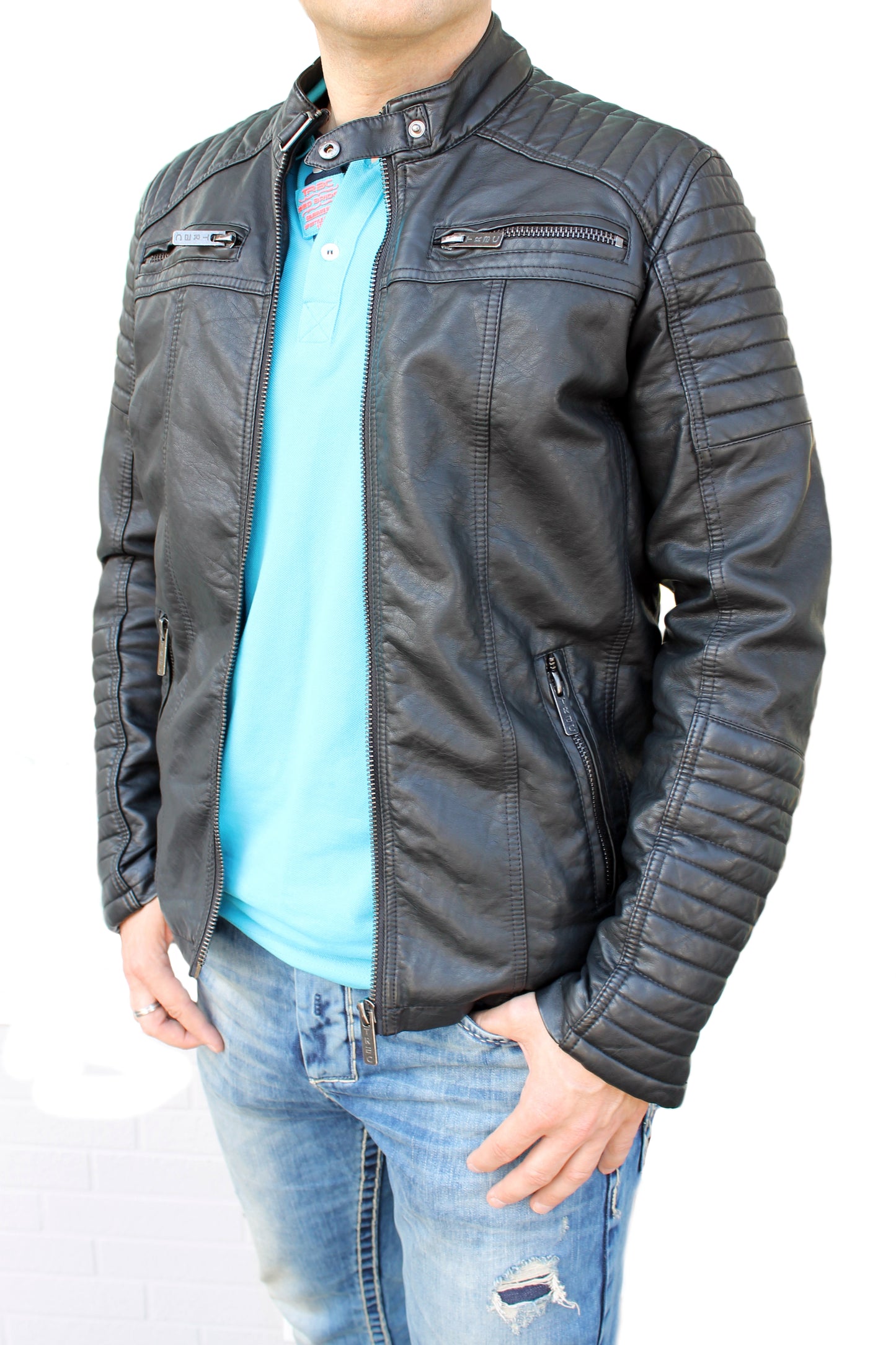 Eine Redbridge Herren Kunstleder Jacke in schwarz im Bikerlook.