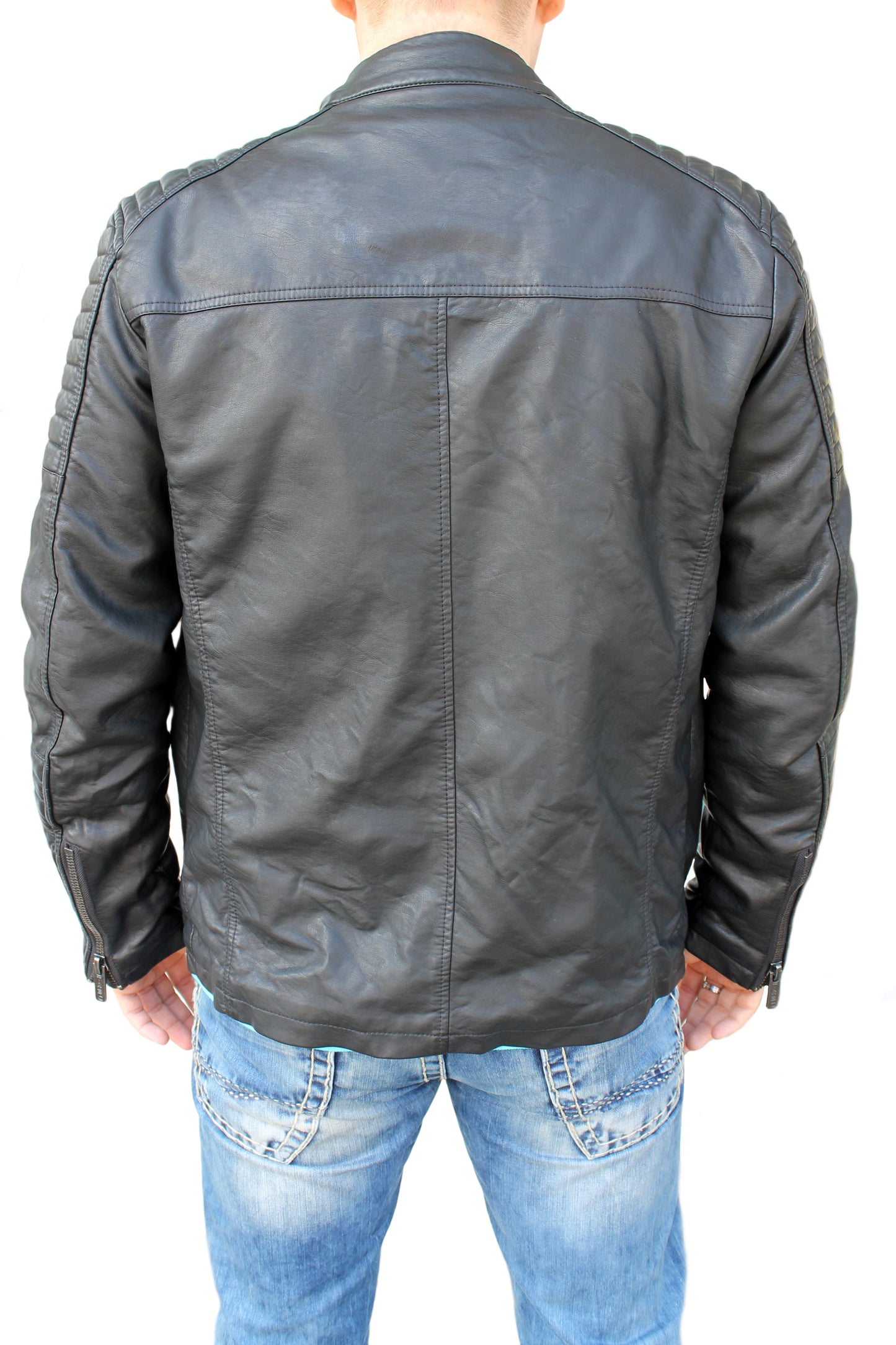 Eine Redbridge Herren Kunstleder Jacke in schwarz im Bikerlook.