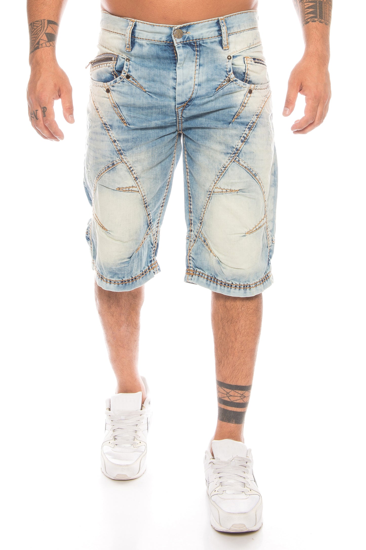 Eine hellblaue Cipo und Baxx Capri Bermuda Herren Jeans mit dicken Nähten und Regular Fit Stil