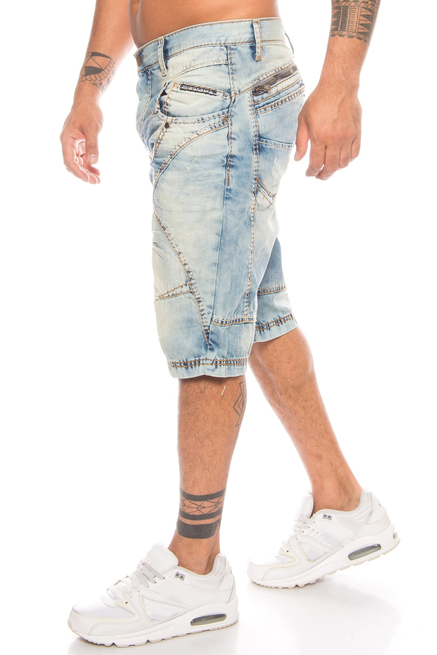 Eine hellblaue Cipo und Baxx Capri Bermuda Herren Jeans mit dicken Nähten und Regular Fit Stil