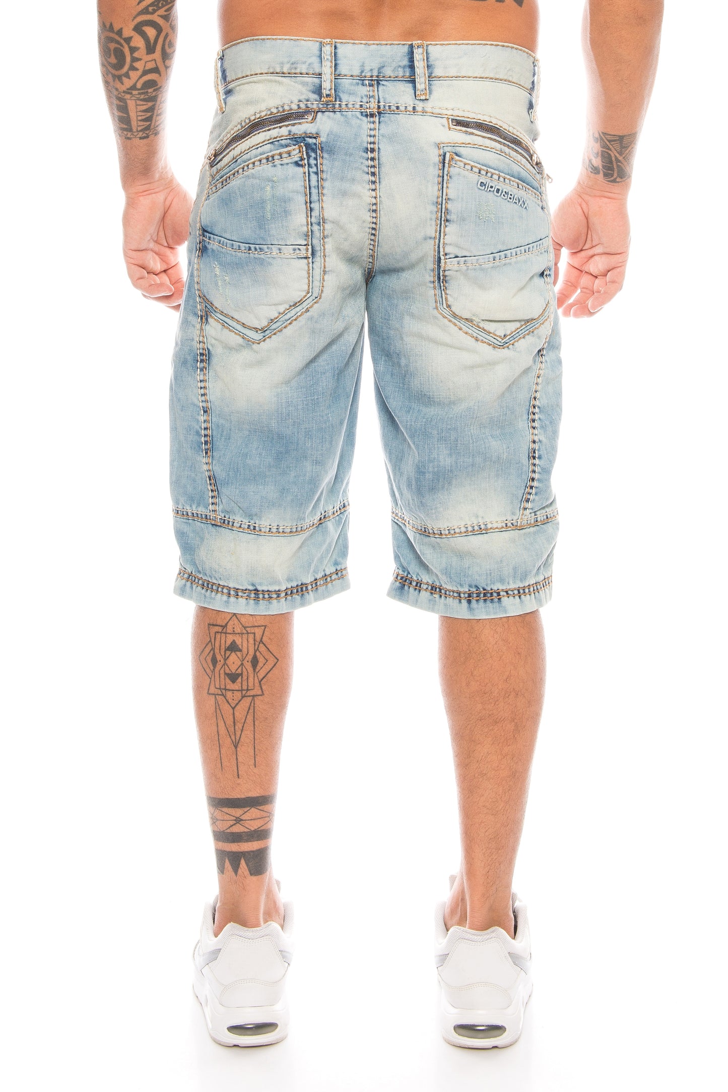 Eine hellblaue Cipo und Baxx Capri Bermuda Herren Jeans mit dicken Nähten und Regular Fit Stil