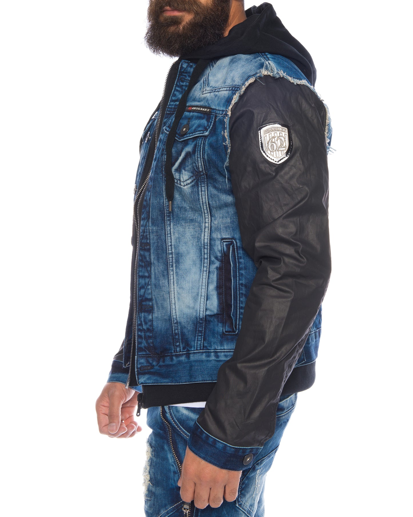 Eine Cipo und Baxx Herren Kapuzen Jeans Biker Jacke mit Kunstlederärmeln und Jeans Body dazu stylische Details