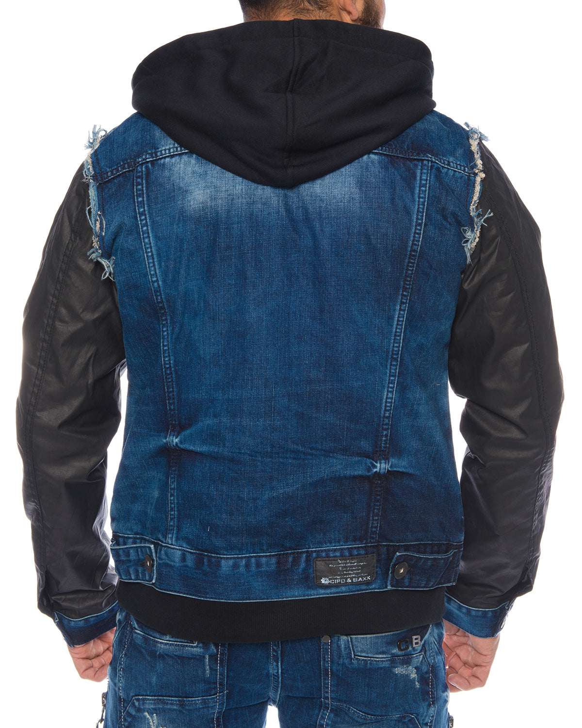 Eine Cipo und Baxx Herren Kapuzen Jeans Biker Jacke mit Kunstlederärmeln und Jeans Body dazu stylische Details