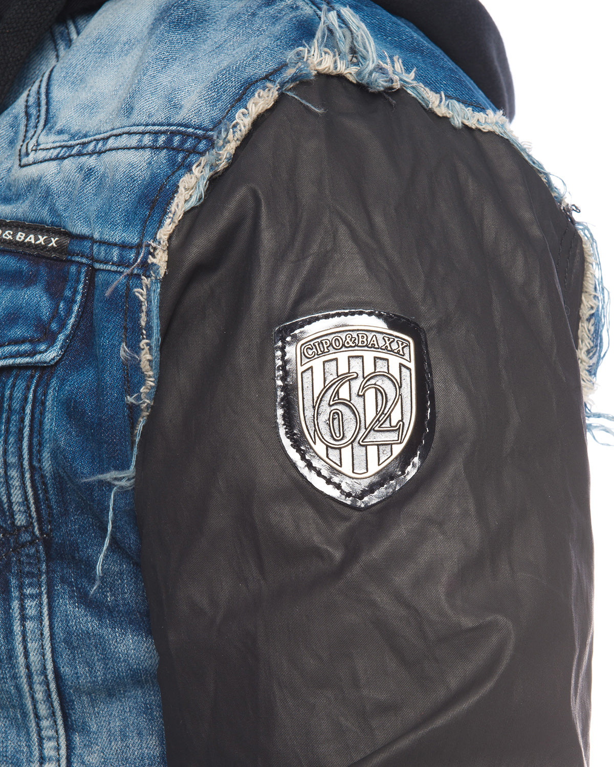 Eine Cipo und Baxx Herren Kapuzen Jeans Biker Jacke mit Kunstlederärmeln und Jeans Body dazu stylische Details