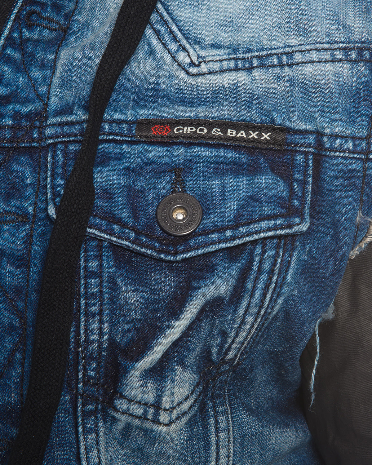 Eine Cipo und Baxx Herren Kapuzen Jeans Biker Jacke mit Kunstlederärmeln und Jeans Body dazu stylische Details