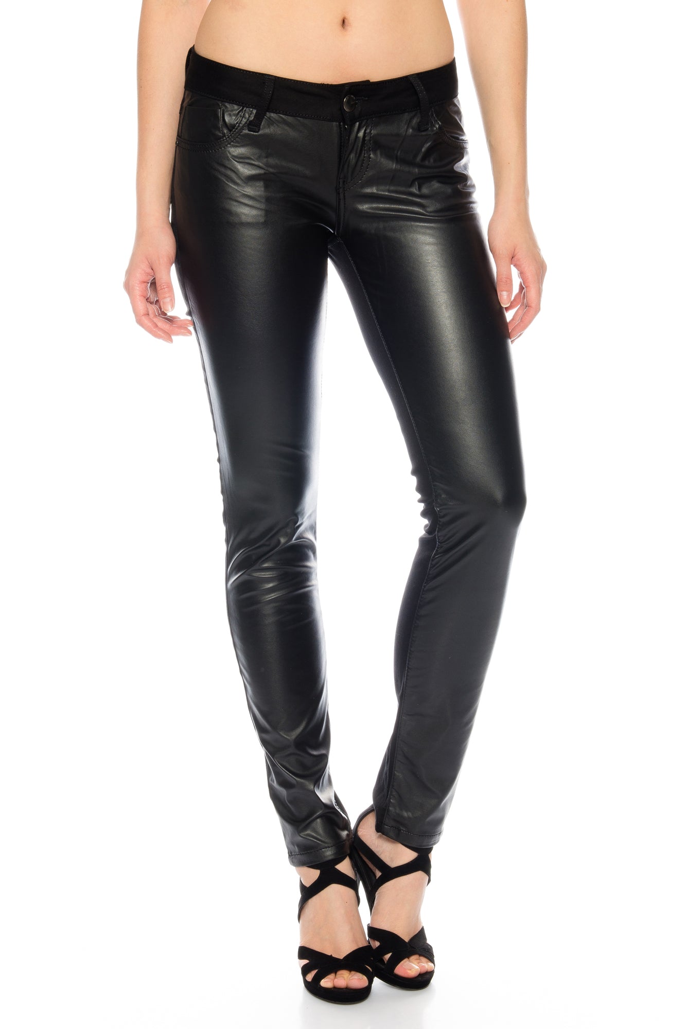 Eine Cipo & Baxx Damen Jeans in schwarz mit Kunstleder auf der Vorderseite und elastischem Stoff.