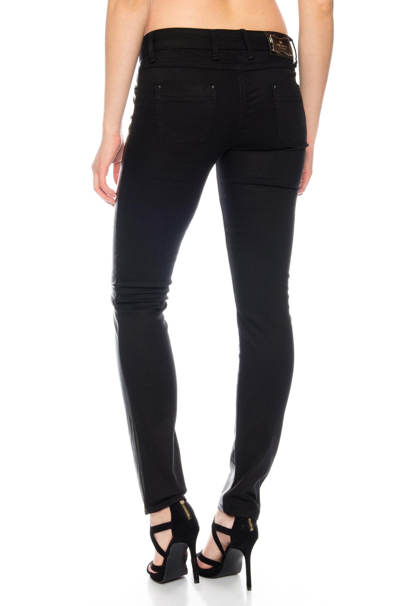 Eine Cipo & Baxx Damen Jeans in schwarz mit Kunstleder auf der Vorderseite und elastischem Stoff.