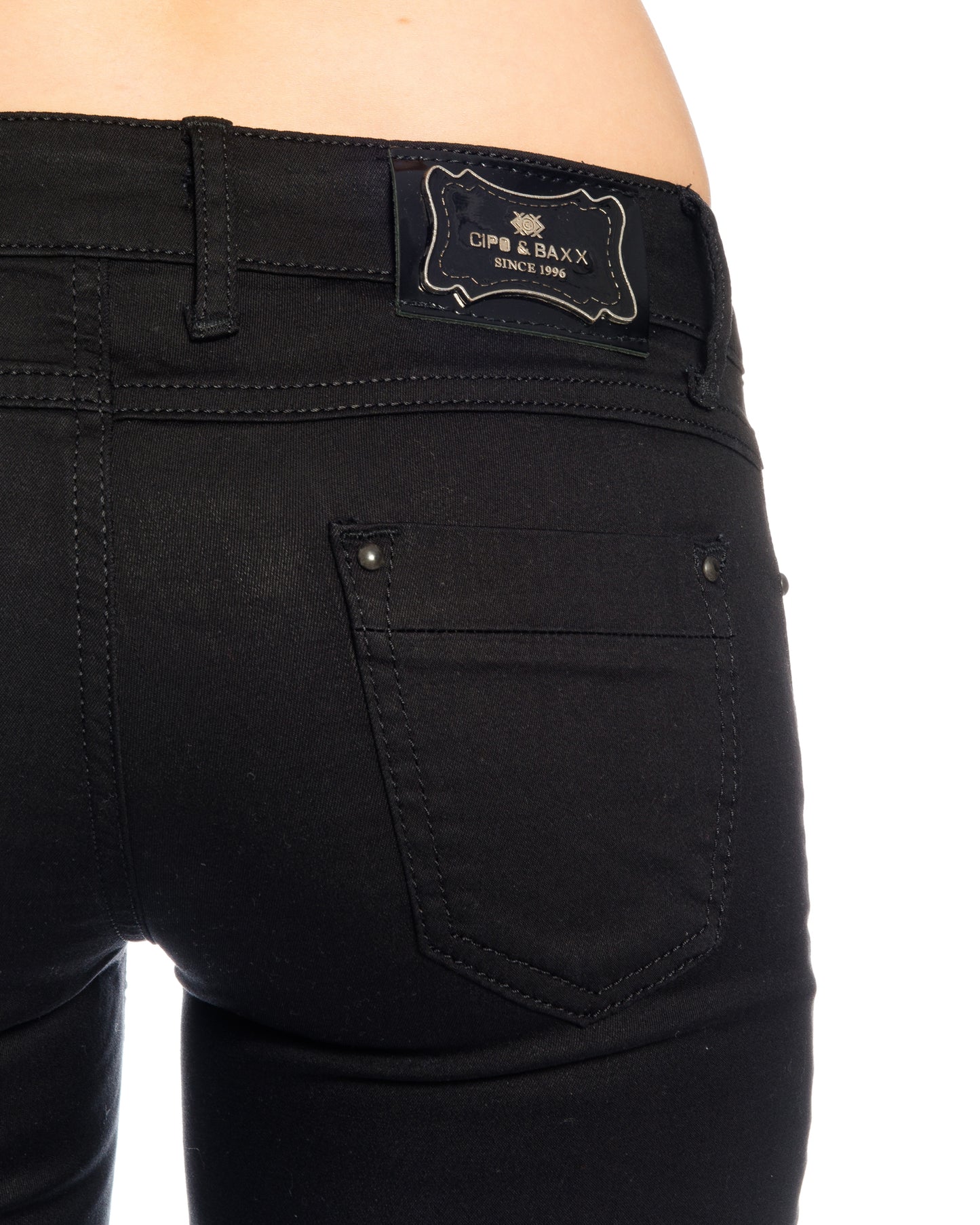 Eine Cipo & Baxx Damen Jeans in schwarz mit Kunstleder auf der Vorderseite und elastischem Stoff.