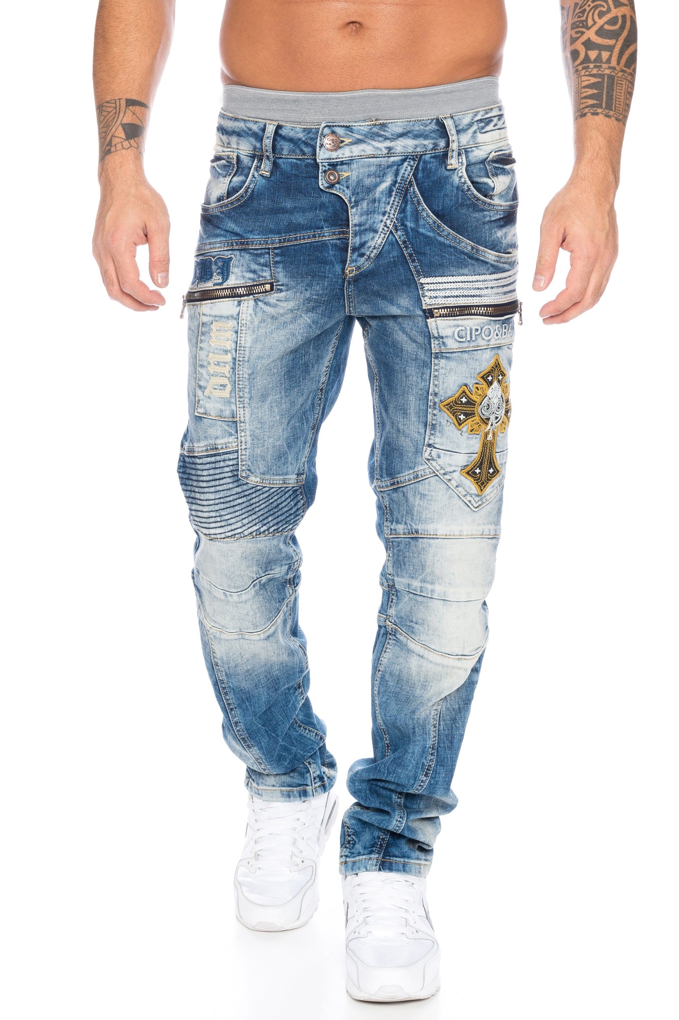Eine blaue Cipo & Baxx Herren Jeans Hose mit ausgefallenen dicken Nähten und Labelschrift