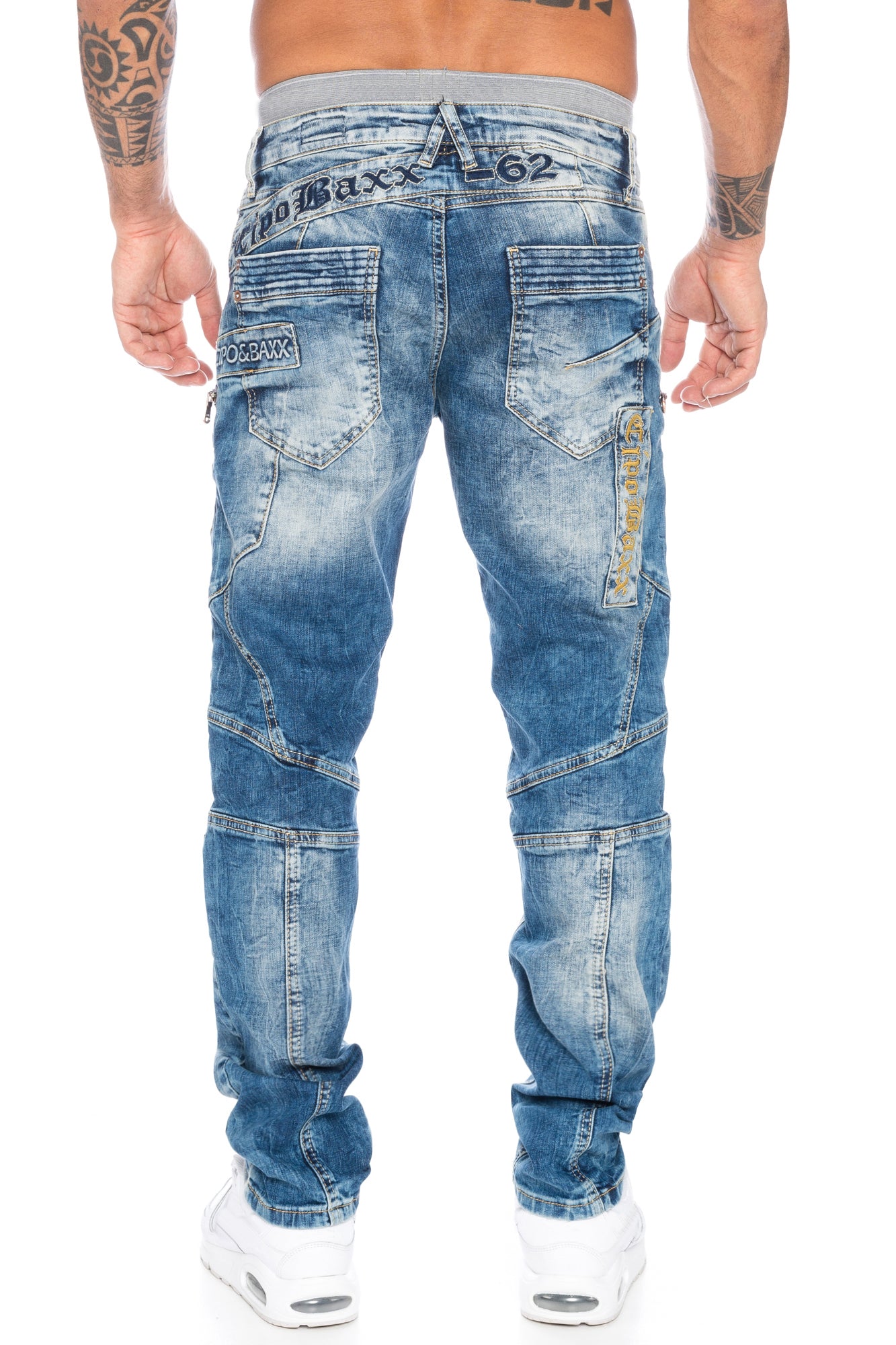 Eine blaue Cipo & Baxx Herren Jeans Hose mit ausgefallenen dicken Nähten und Labelschrift