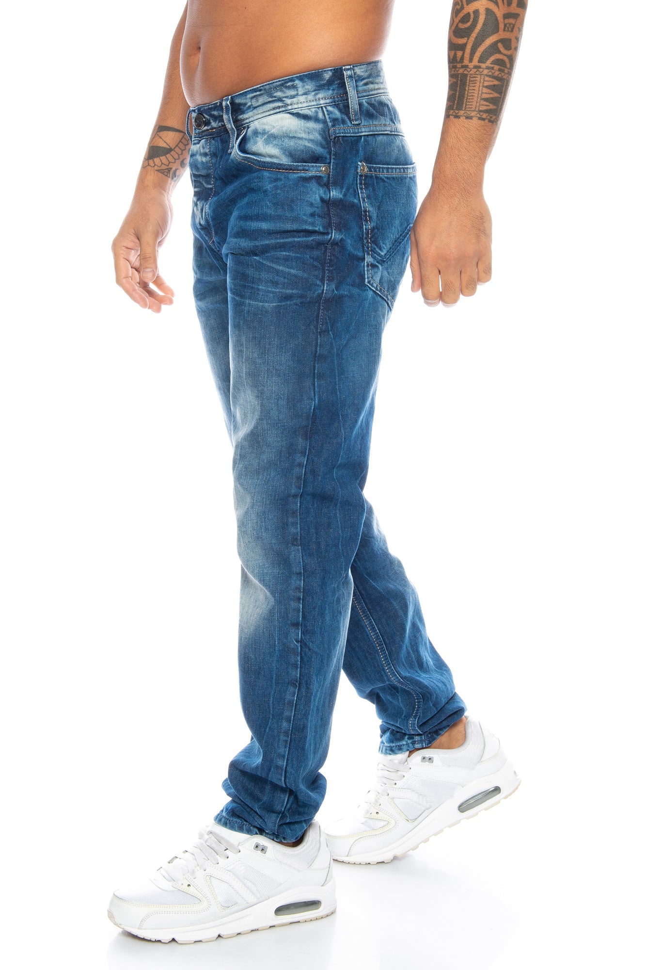 Eine blaue Cipo & Baxx Herren Jeans mit dicken Nähten und Slim Fit Stil für jede Situation tragbar