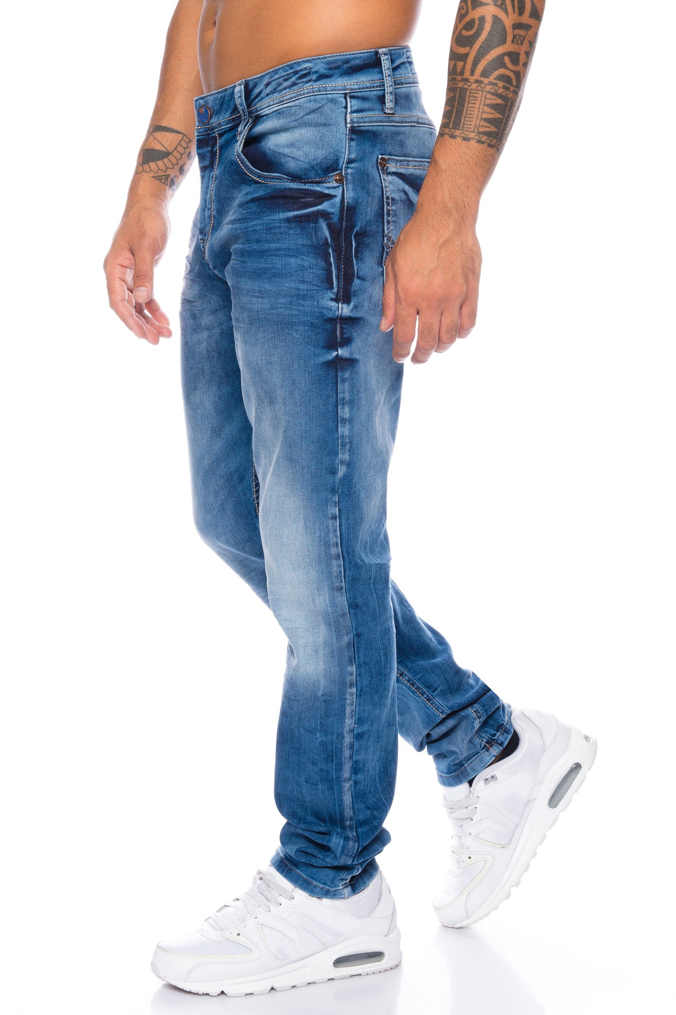 Eine blaue Cipo und Baxx Herren Jeans mit dicken Nähten und Slim Fit Stil für jede Situation tragbar