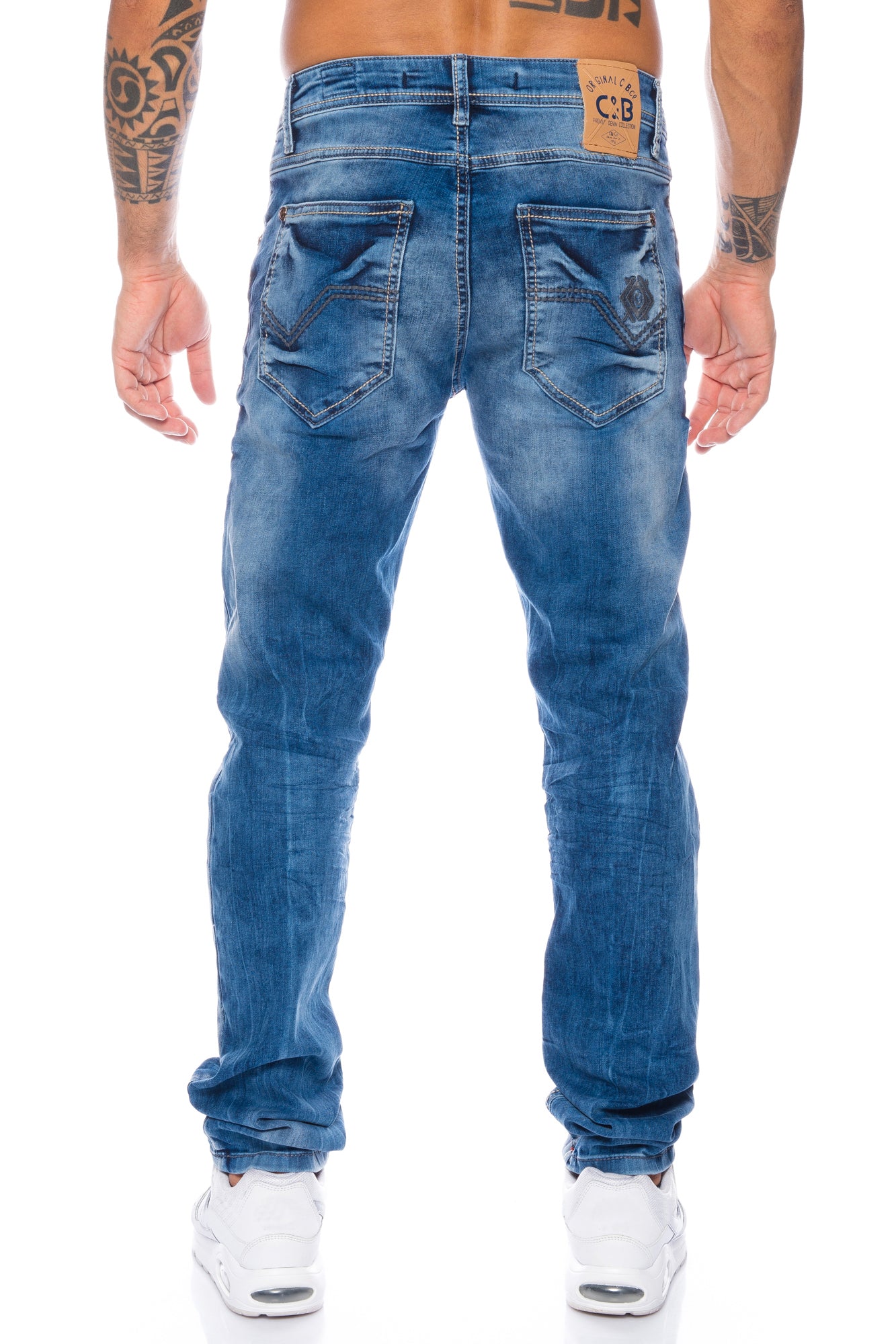 Eine blaue Cipo und Baxx Herren Jeans mit dicken Nähten und Slim Fit Stil für jede Situation tragbar