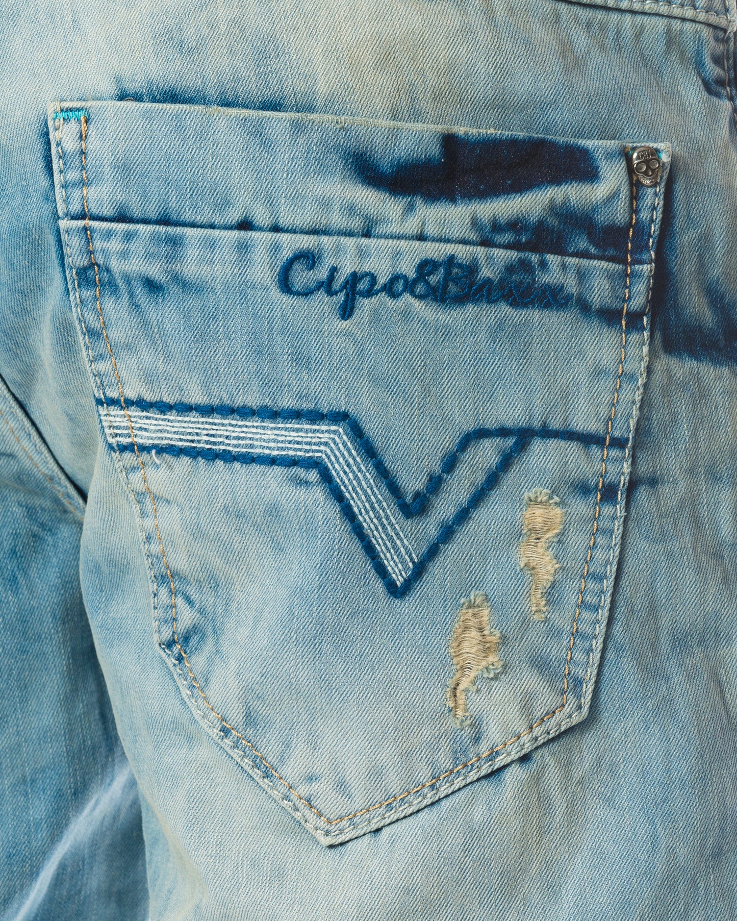Eine Cipo und Baxx Herren Regular Fit Jeans mit ausgefallenem destroyed Design und hinterlegtem camouflage Stoff