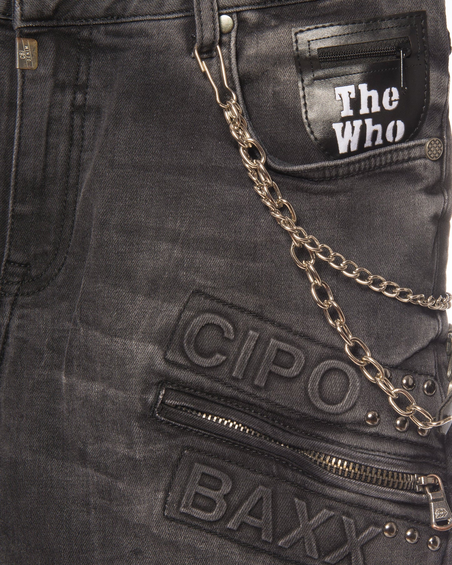 Eine Cipo und Baxx Herren Slim Fit Jeans in schwarz mit 3D Branding und kleinen Abriebstellen vorne und Jeanskette gratis