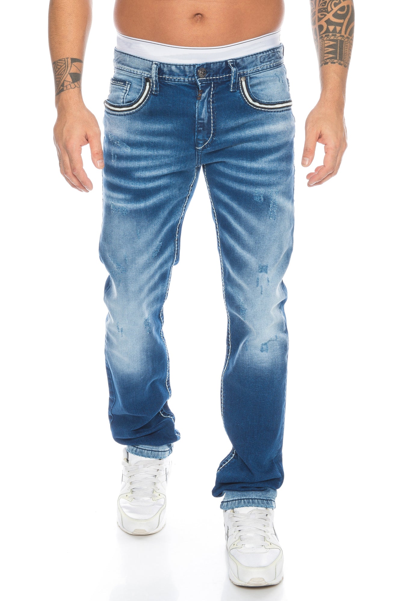 Eine Cipo und Baxx Herren Regular Fit Jeans mit ausgefallenem Naht Design und stylischer Waschung mit kleinen Abriebstellen