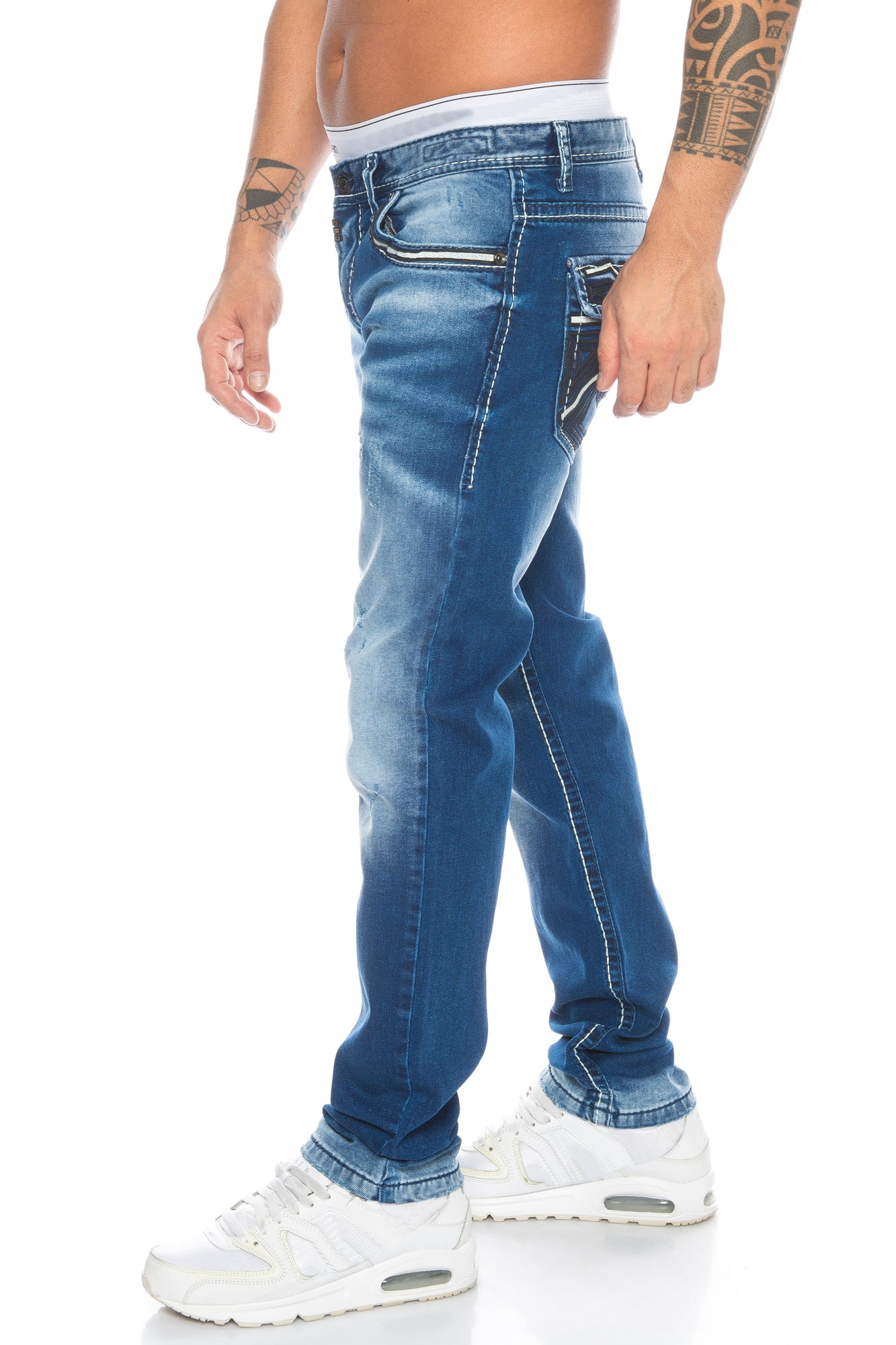 Eine Cipo und Baxx Herren Regular Fit Jeans mit ausgefallenem Naht Design und stylischer Waschung mit kleinen Abriebstellen