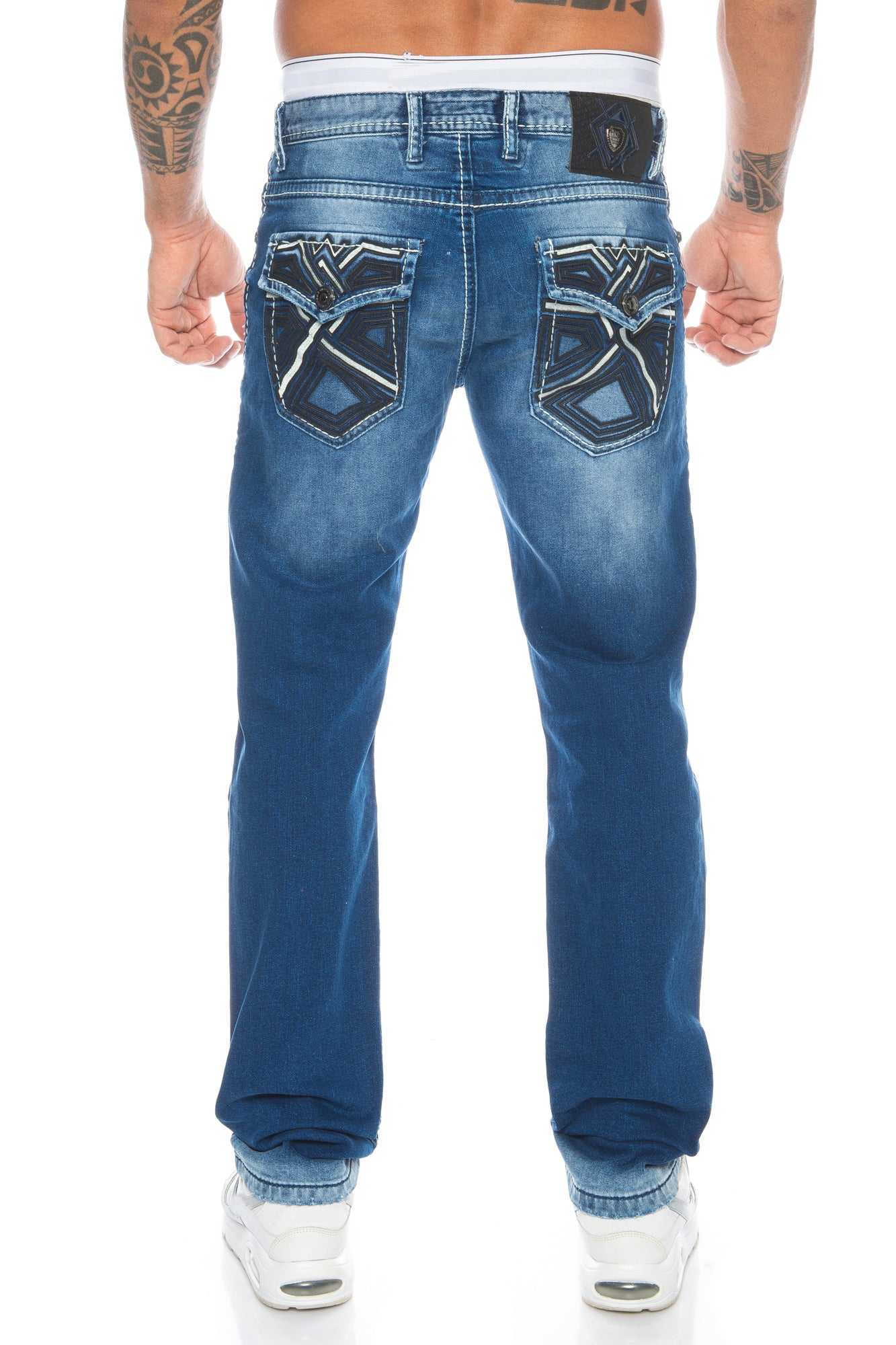 Eine Cipo und Baxx Herren Regular Fit Jeans mit ausgefallenem Naht Design und stylischer Waschung mit kleinen Abriebstellen