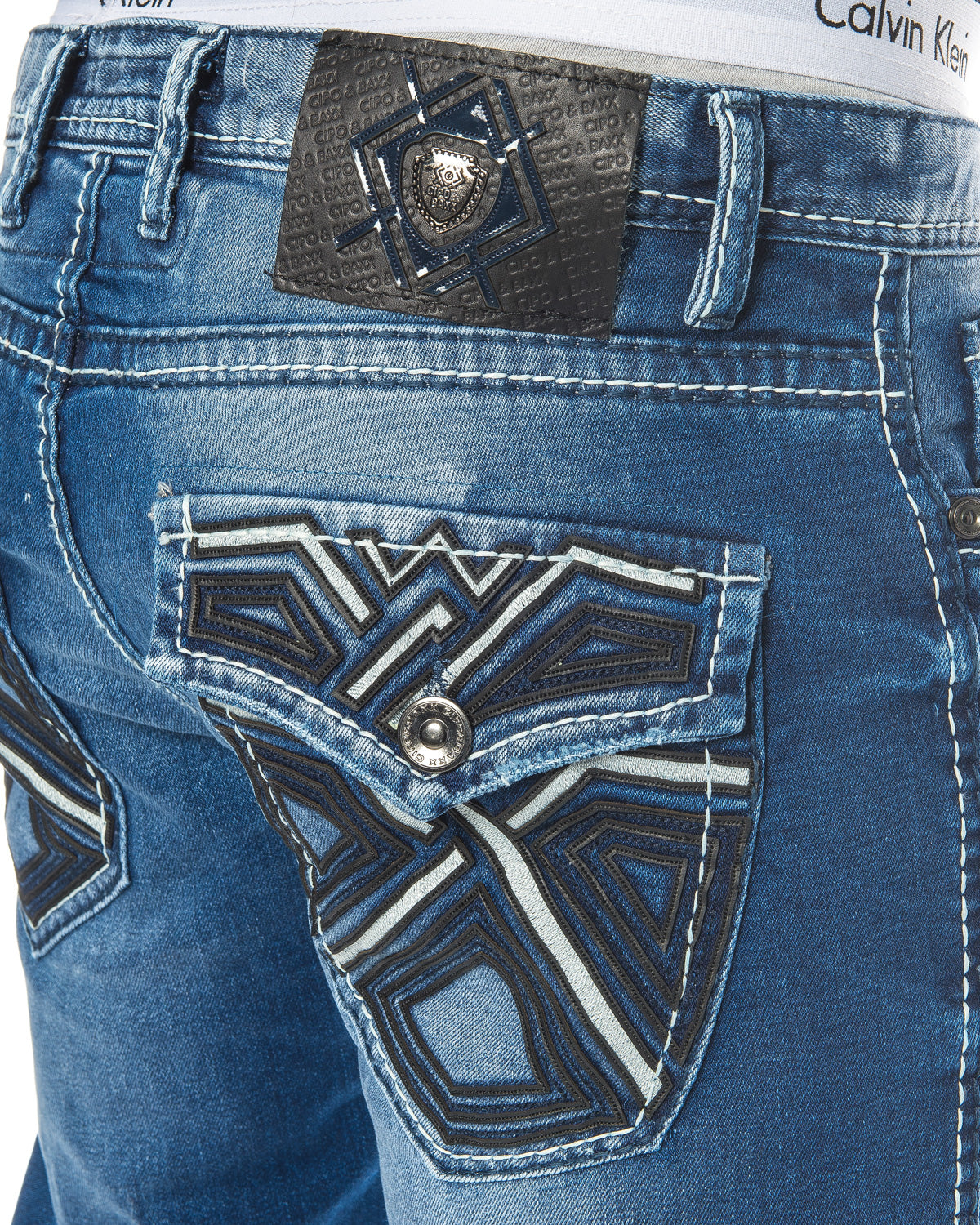 Eine Cipo und Baxx Herren Regular Fit Jeans mit ausgefallenem Naht Design und stylischer Waschung mit kleinen Abriebstellen
