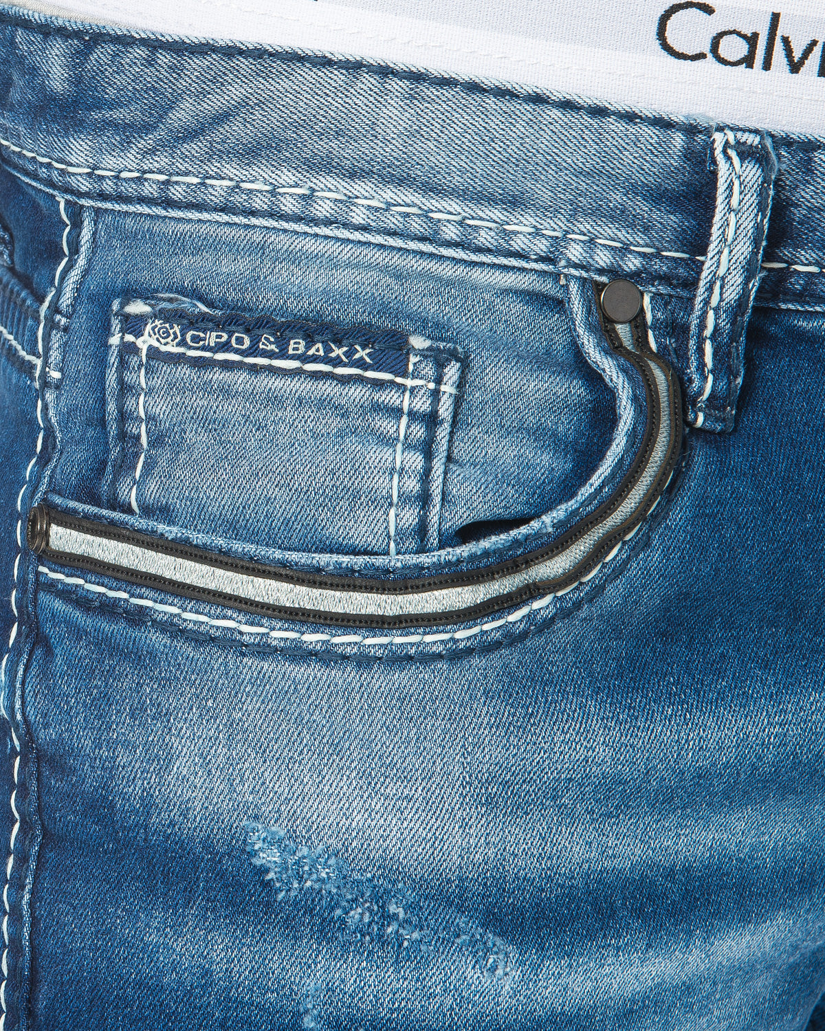 Eine Cipo und Baxx Herren Regular Fit Jeans mit ausgefallenem Naht Design und stylischer Waschung mit kleinen Abriebstellen