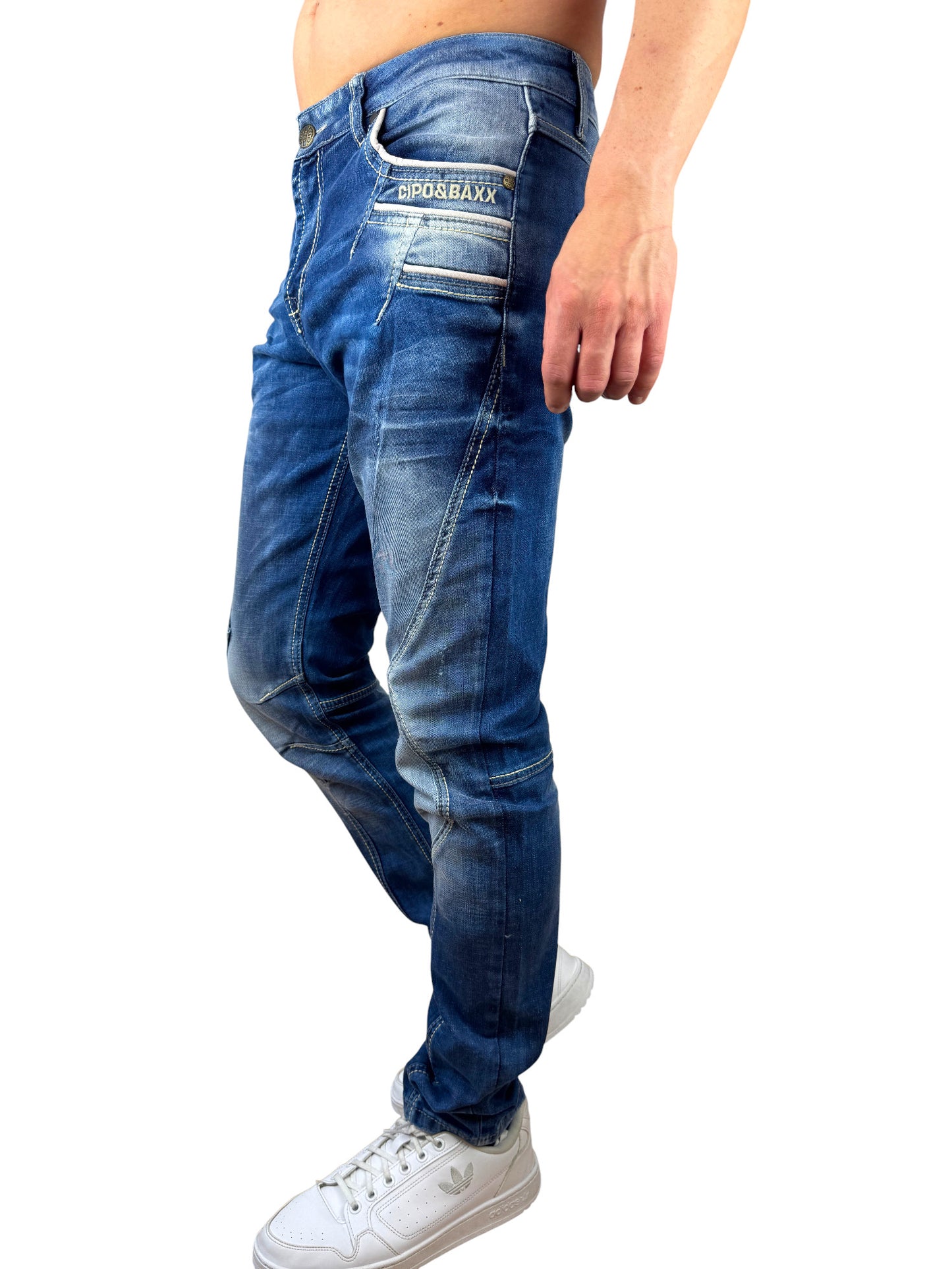 Eine blaue Cipo & Baxx Herren Jeans mit stylischer Waschung und aufwendigen Nahtverzierungen. Der Stil ist Slim Fit
