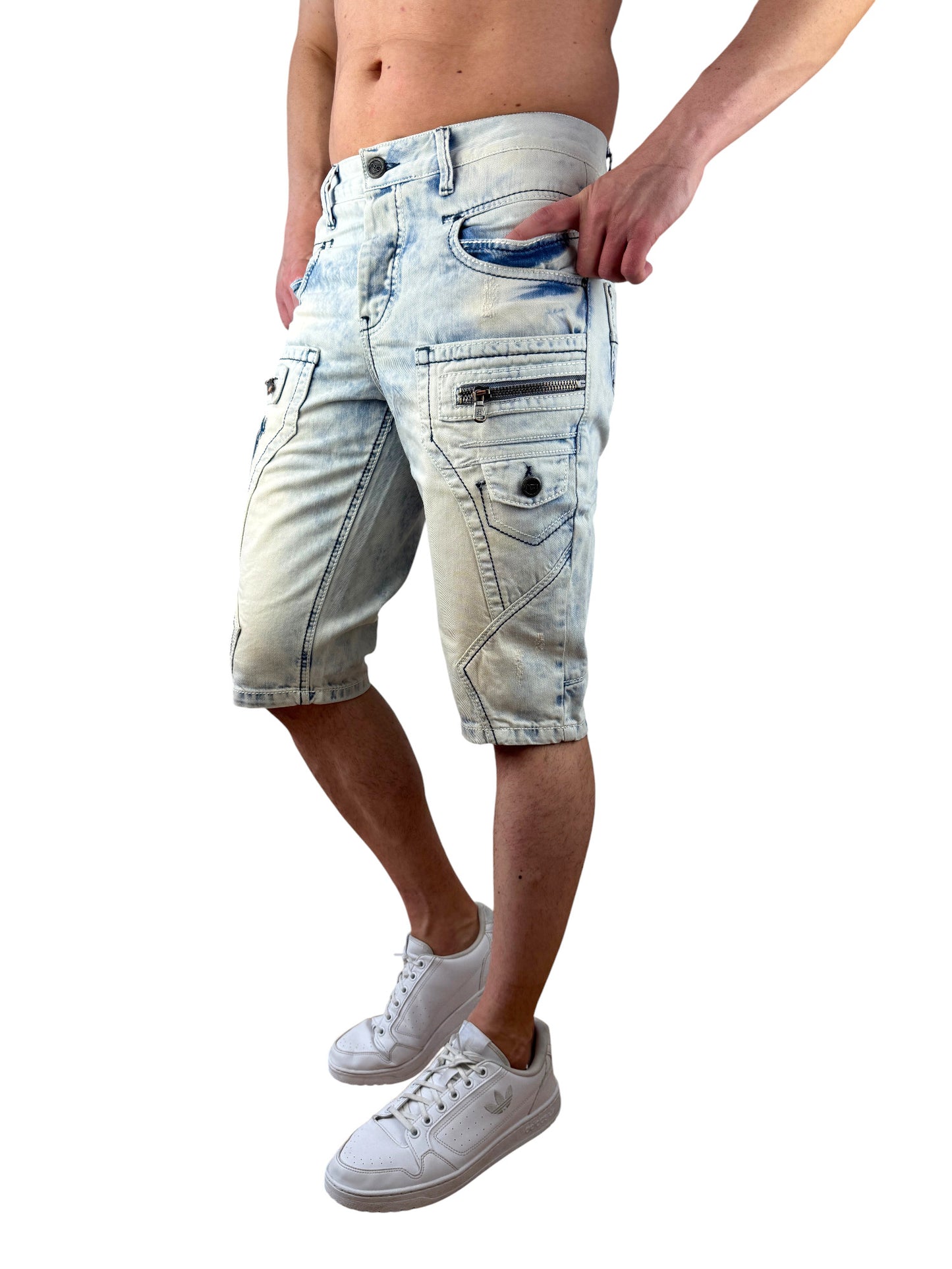 Ein hellblauer Cipo und Baxx Jeans Capri Short für Männer mit Zierreißverschlüssen und blauer Labelschrift