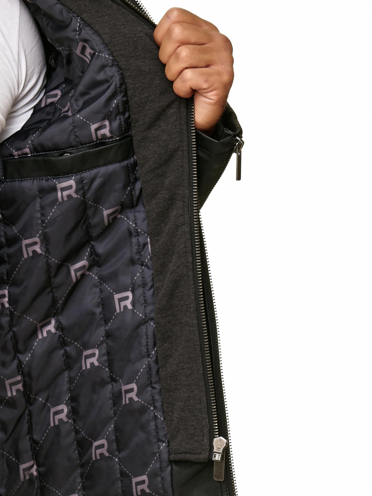 Eine Redbridge Herren Kunstleder Jacke in schwarz im Bikerlook mit integrierter Sweatjacke.