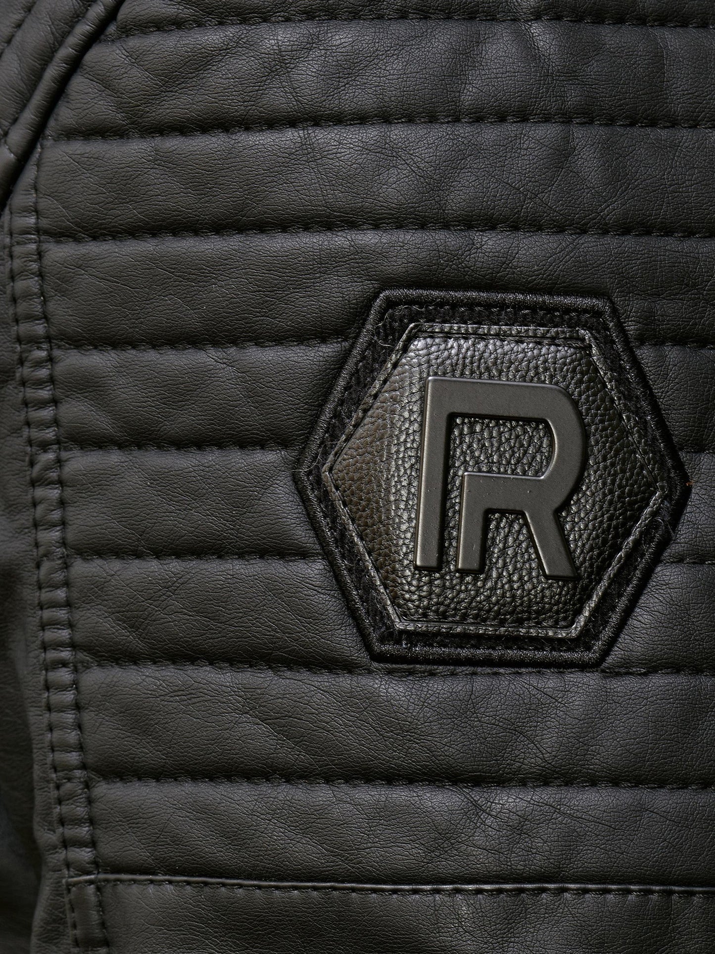 Eine Redbridge Herren Kunstleder Jacke in schwarz im Bikerlook mit integrierter Sweatjacke.