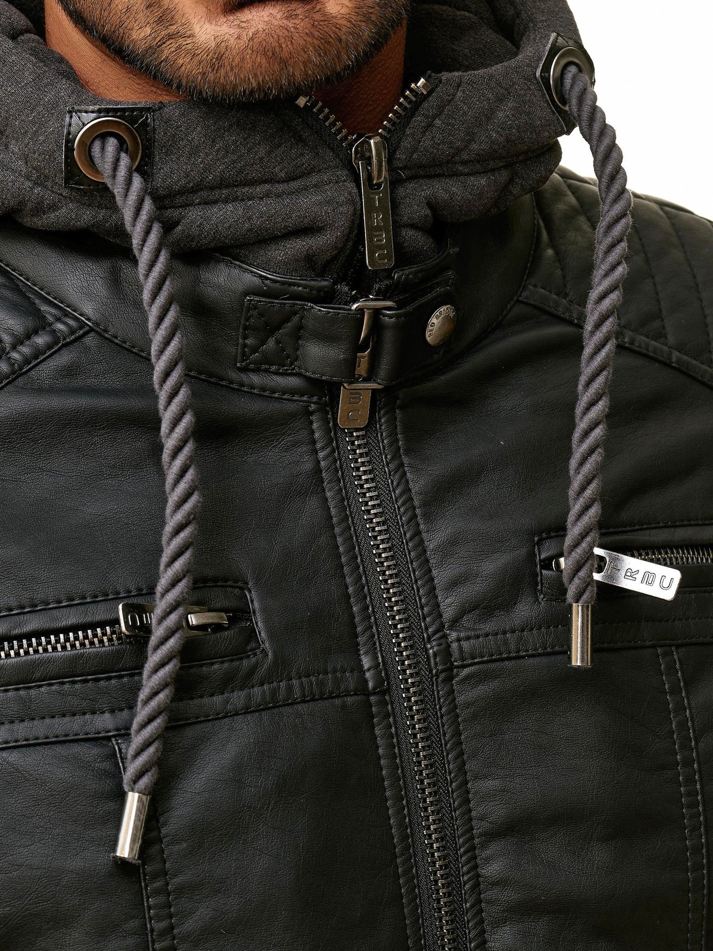 Eine Redbridge Herren Kunstleder Jacke in schwarz im Bikerlook mit integrierter Sweatjacke.