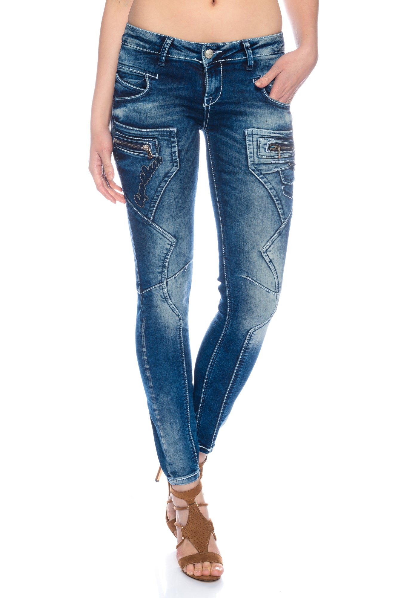Eine Cipo und Baxx Damen Jeans in blau mit Reißverschlüssen und dicker Label Nahtschrift dazu die zeitlose Waschung