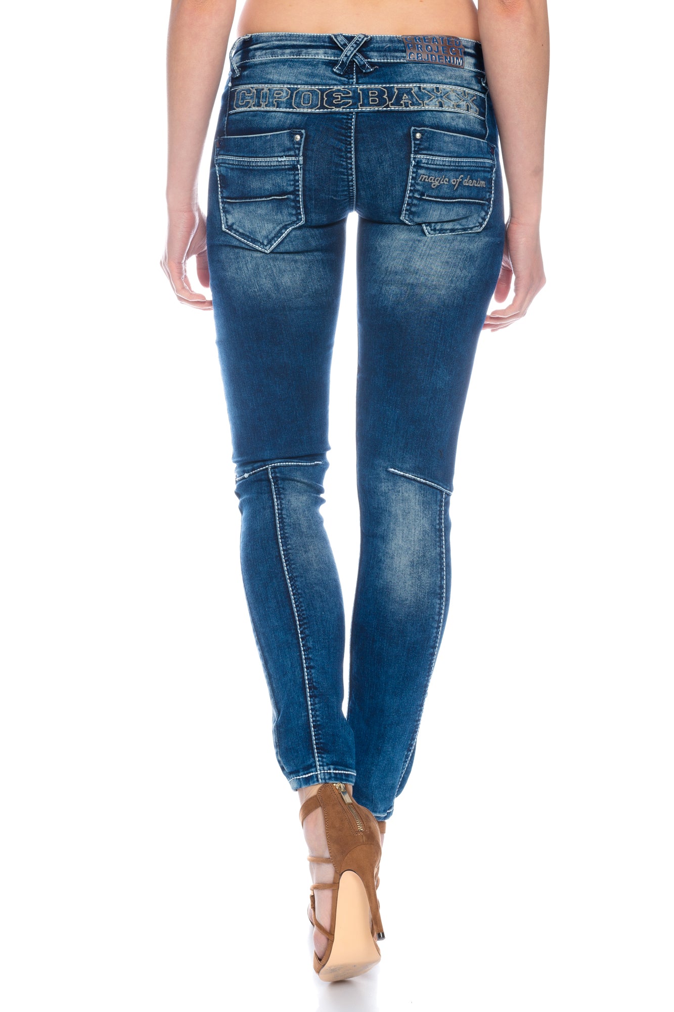 Eine Cipo und Baxx Damen Jeans in blau mit Reißverschlüssen und dicker Label Nahtschrift dazu die zeitlose Waschung