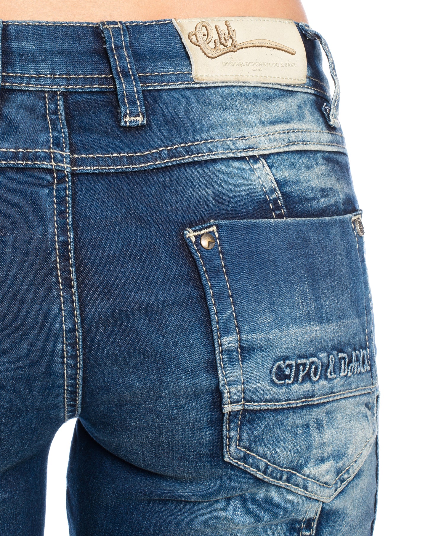 Eine Cipo und Baxx Damen Slim Fit Jeans in blau mit ausgefallener Nahtstruktur und stylischer Waschung