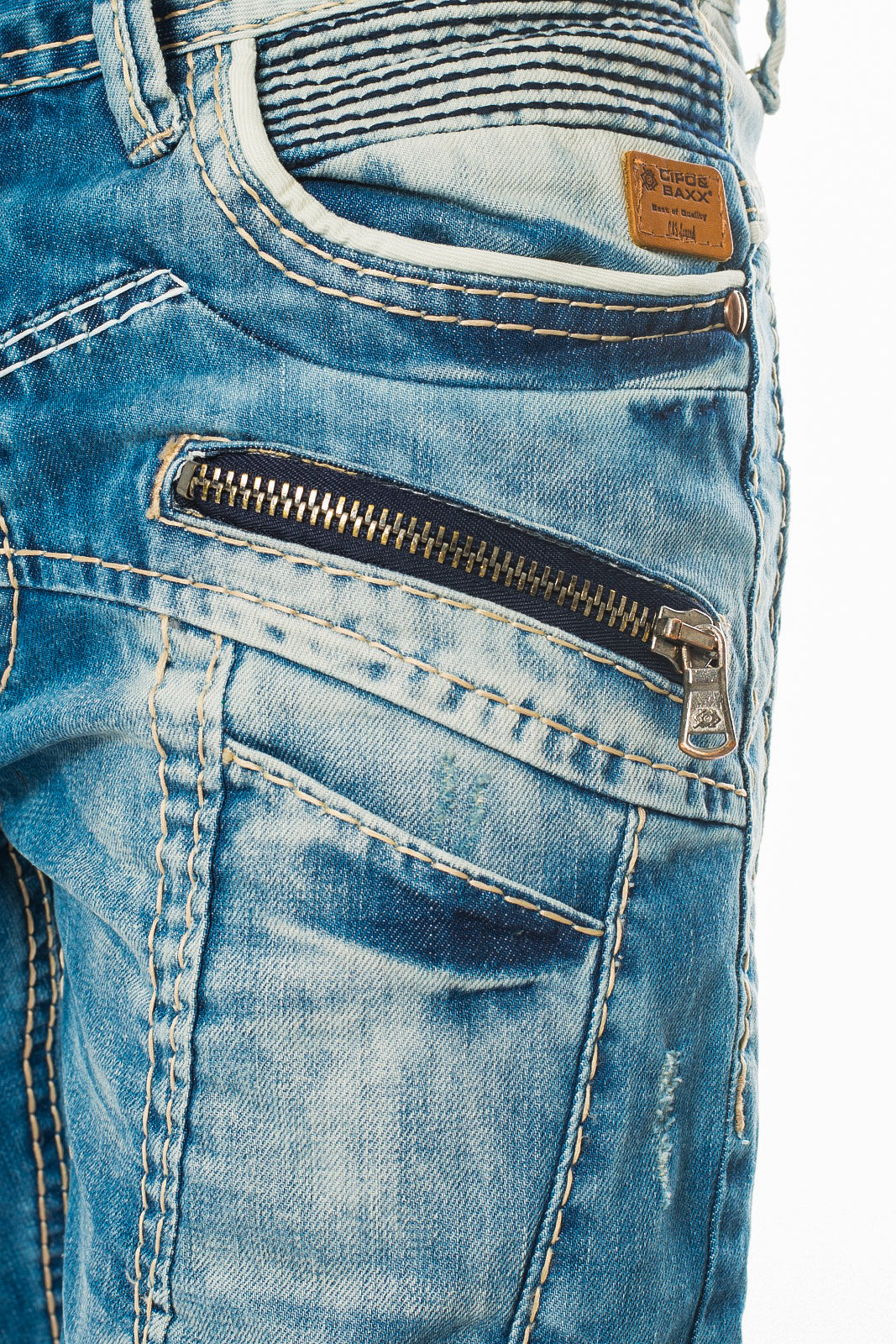 Eine blaue Cipo und Baxx Herren Regular Fit Jeans mit dicken Nähten und schöner Waschung verziert mit vielen Details