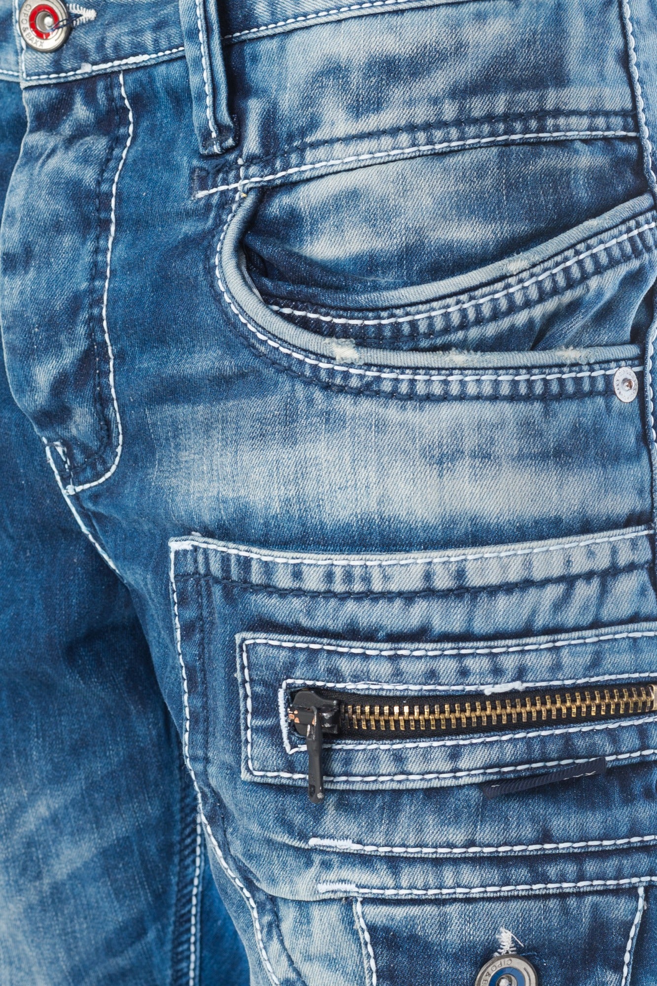 Eine dunkelblaue Cipo & Baxx Herren Regular Fit Jeans Hose mit dicken Nähten und Labelschrift