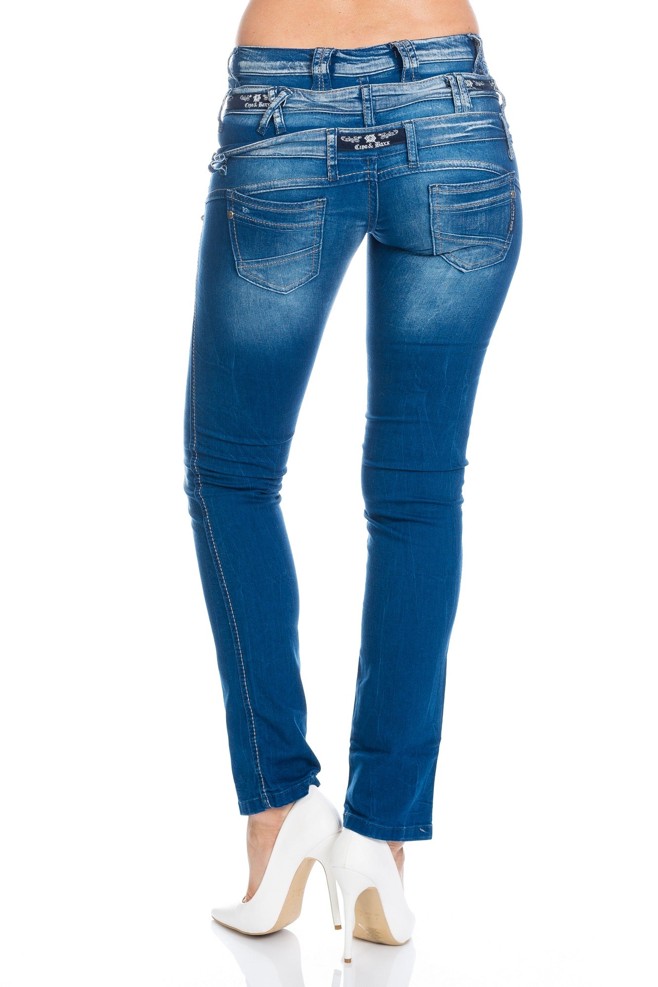 Eine Cipo und Baxx Damen Jeans in blau mit ausgefallener Knopfleiste und 3 Möglichkeiten einen Gürtel zu tragen