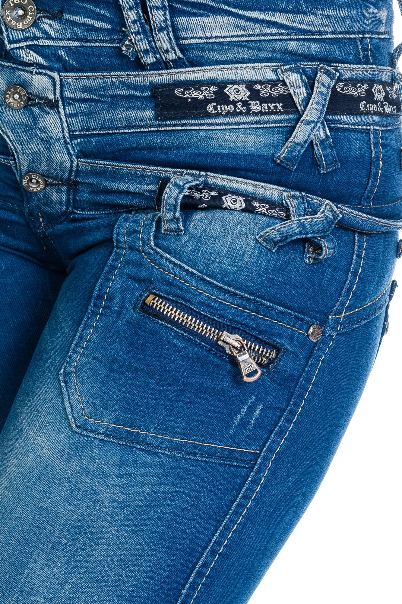 Eine Cipo und Baxx Damen Jeans in blau mit ausgefallener Knopfleiste und 3 Möglichkeiten einen Gürtel zu tragen