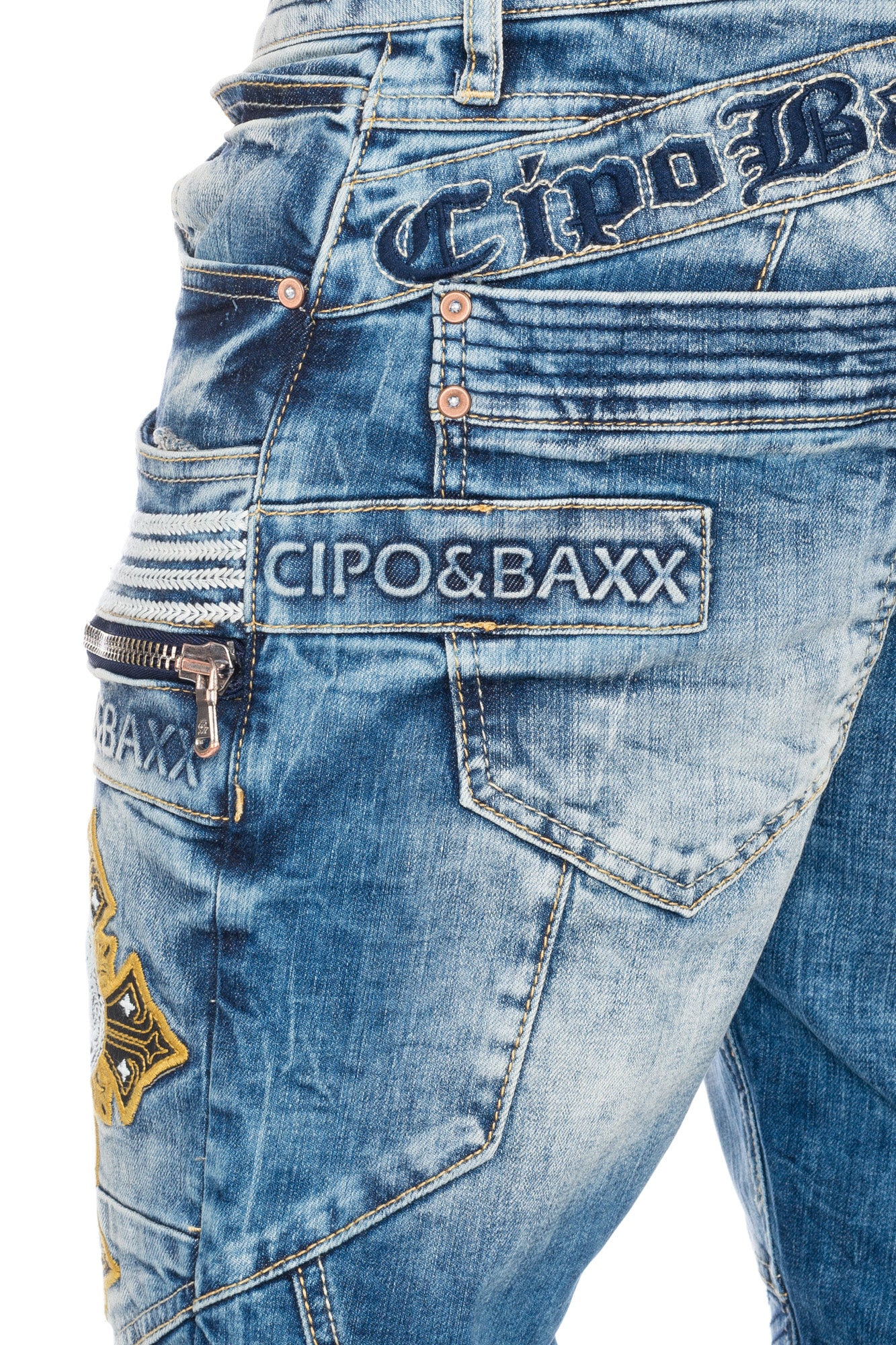 Eine blaue Cipo & Baxx Herren Jeans Hose mit ausgefallenen dicken Nähten und Labelschrift