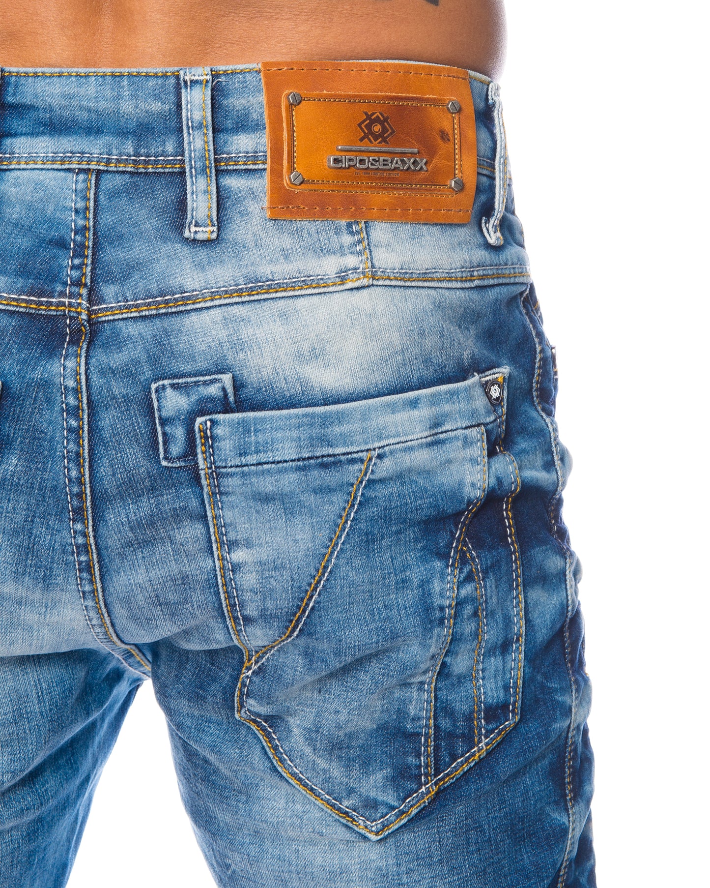 Eine blaue Cipo & Baxx Herren Regular Slim Jeans Hose mit dicken Kontrastnähten und asymmetrischer Knopfleiste