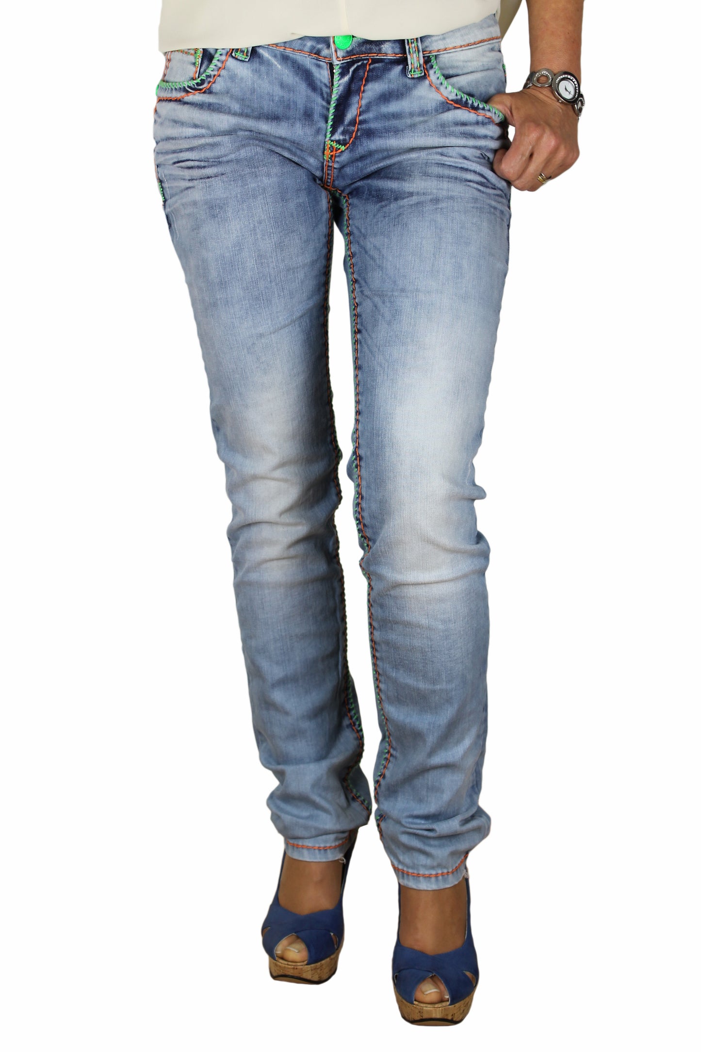 Eine Cipo und Baxx Damen Jeans in blau mit dicken Neon Kontrastnähten im Skinny Stil