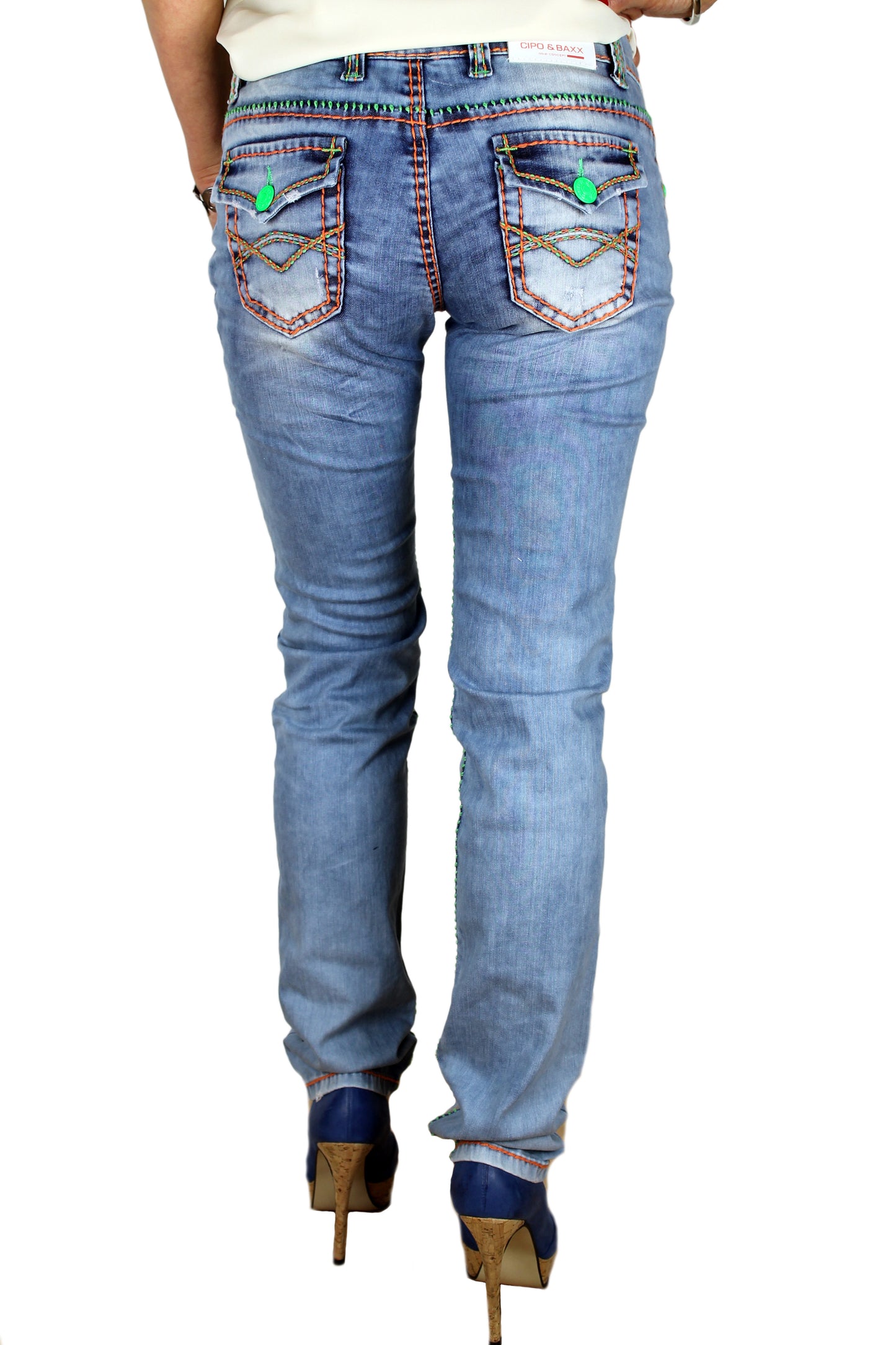 Eine Cipo und Baxx Damen Jeans in blau mit dicken Neon Kontrastnähten im Skinny Stil
