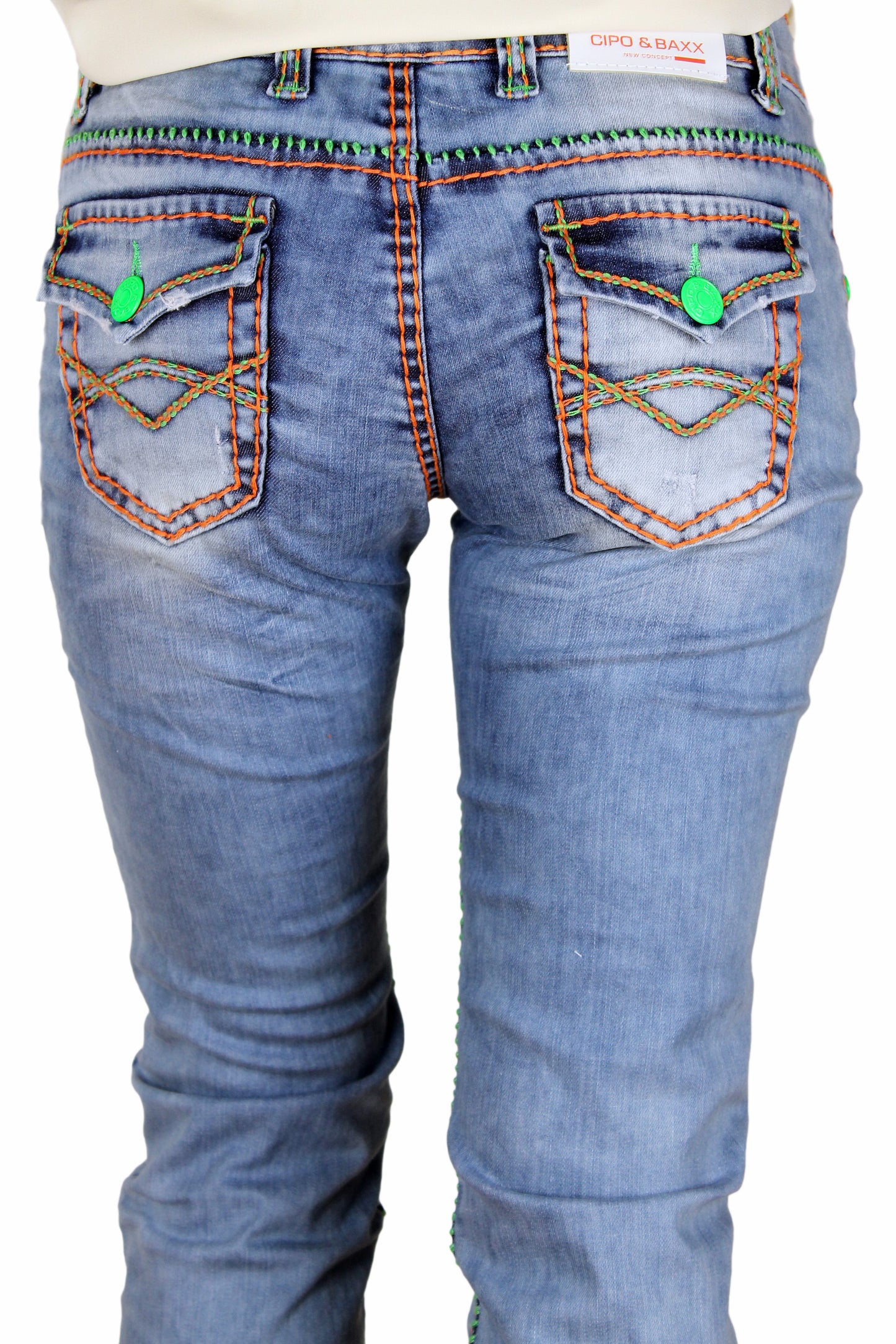 Eine Cipo und Baxx Damen Jeans in blau mit dicken Neon Kontrastnähten im Skinny Stil