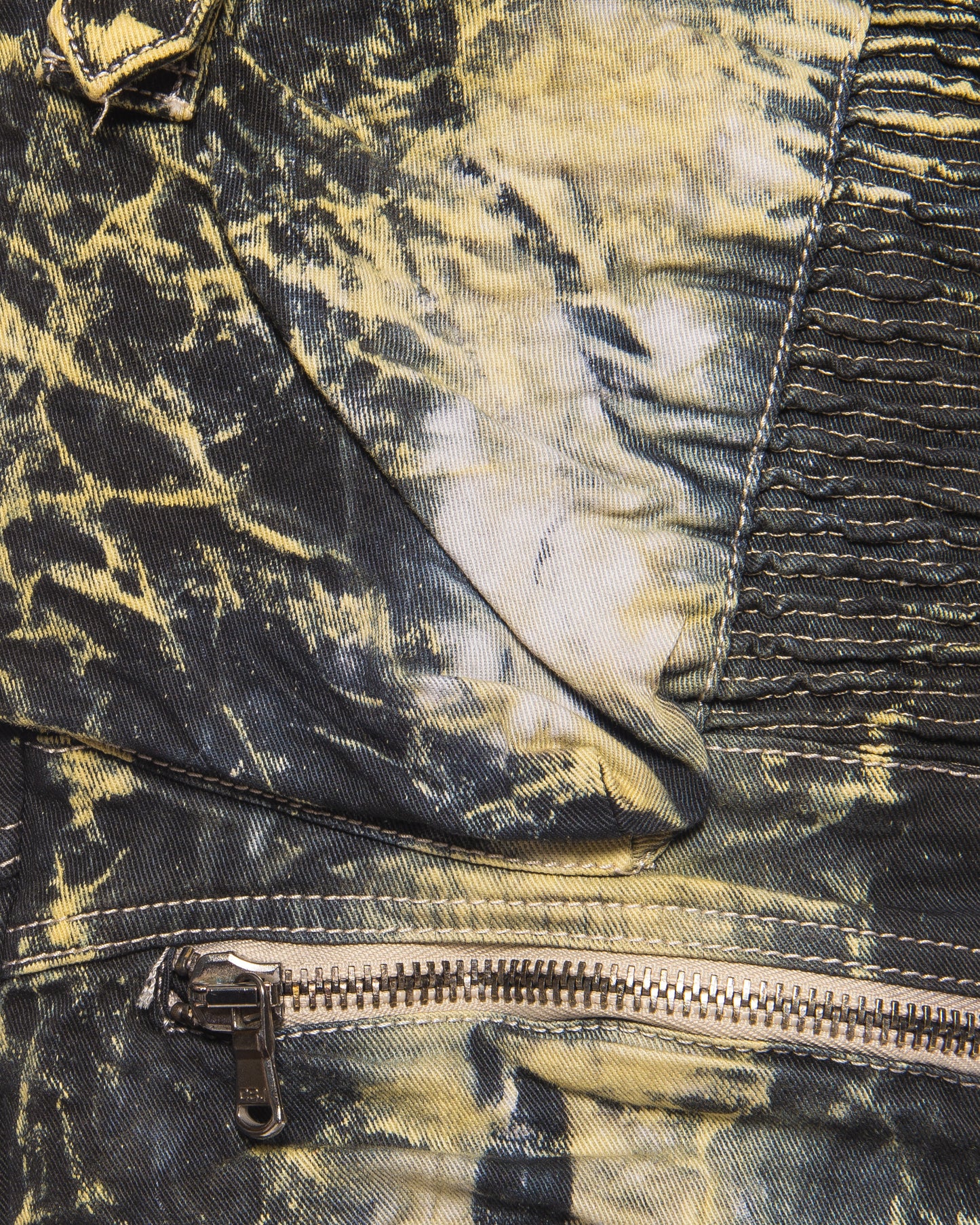 Eine Cipo und Baxx Herren Cargo Jeans Hose in khaki oder blau mit ausgefallener Batik Waschung und vielen Strasssteinen