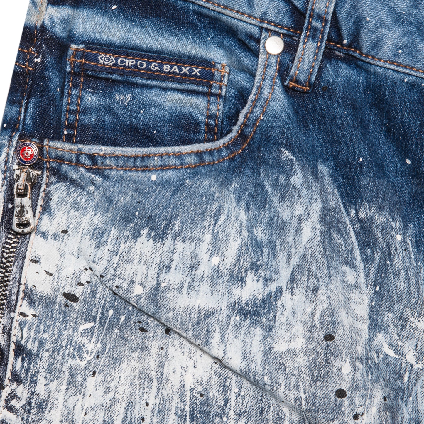 Eine hellblaue Cipo und Baxx Herren Slim Fit Jeans mit punkigen Graffiti Farbelementen vorne/hinten und destroyed Stellen