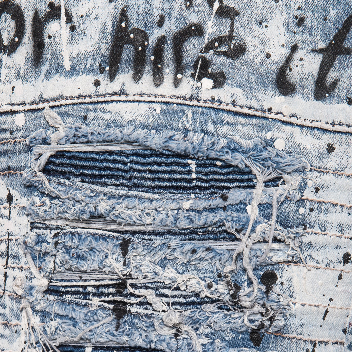 Eine hellblaue Cipo und Baxx Herren Slim Fit Jeans mit punkigen Graffiti Farbelementen vorne/hinten und destroyed Stellen