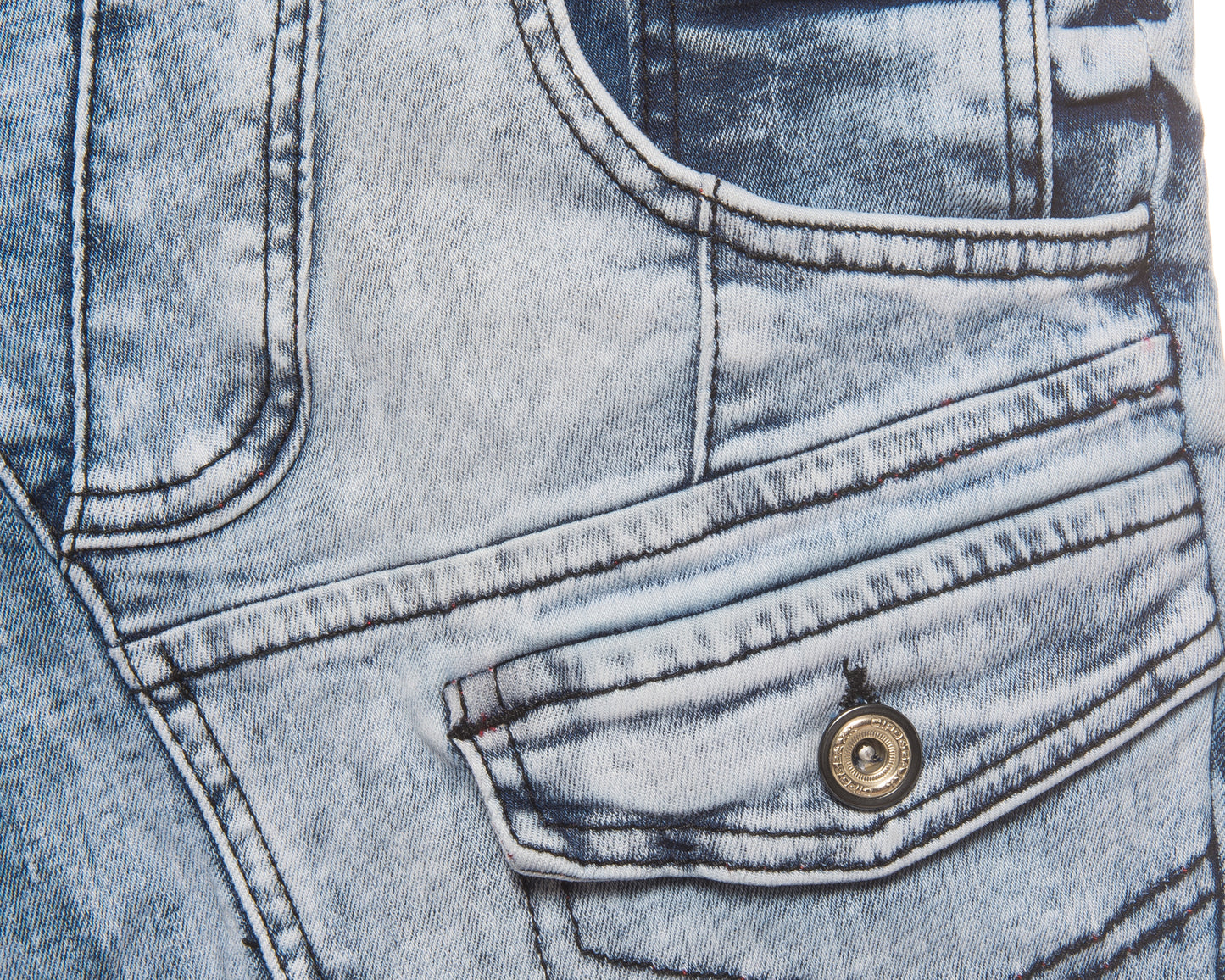Eine hellblaue Cipo und Baxx Herren Regular Slim Jeans mit ausgefallener Nahtverzierung und vielen Details