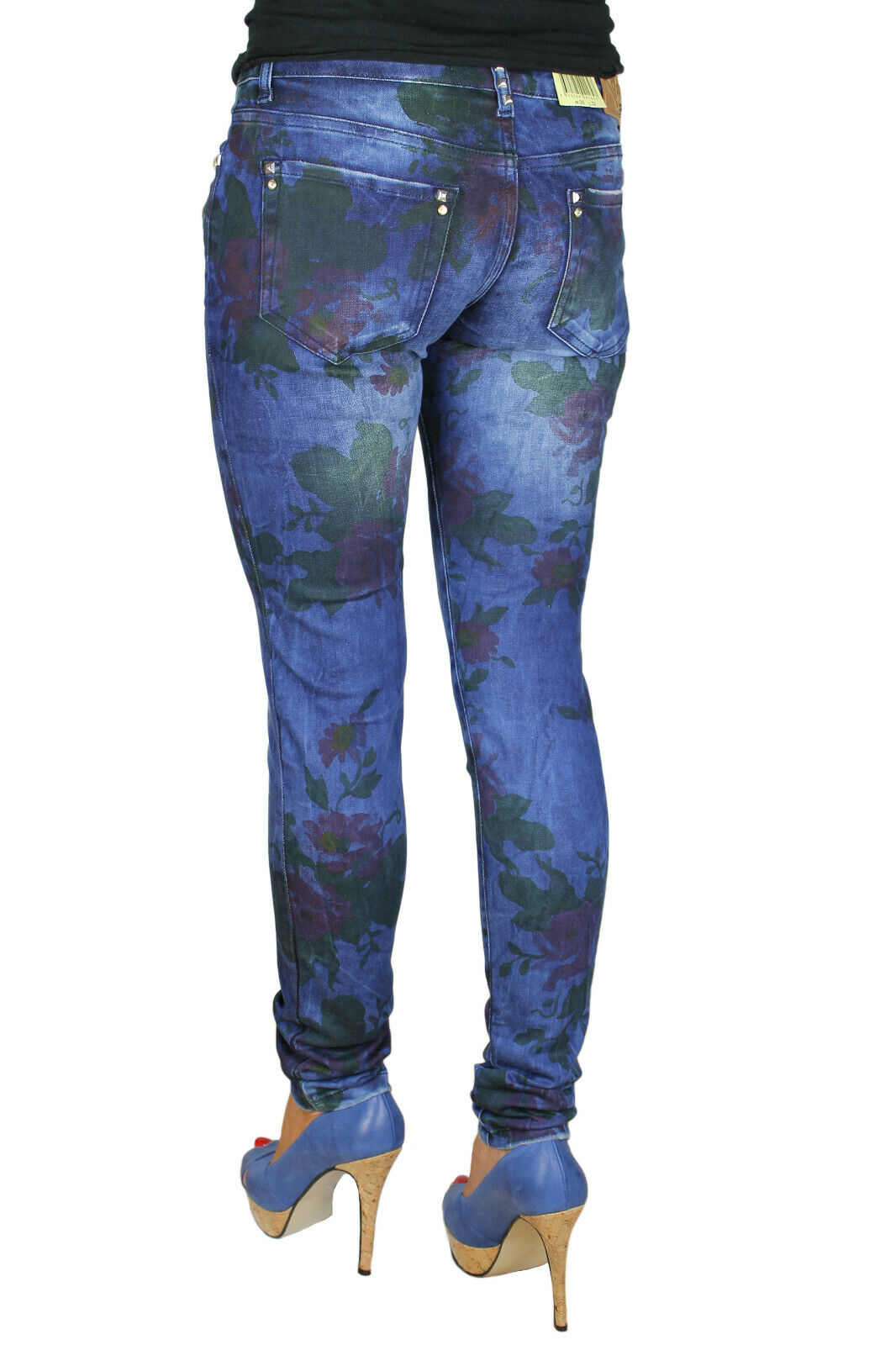 Eine Redbridge Damen Jeans Hose in blau mit Flowermuster im Stoff.