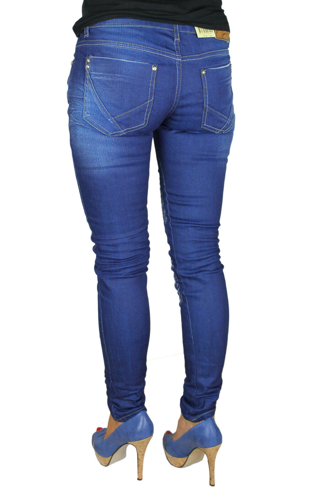 Redbridge Damen Jeans Hose in blau mit kleinen used Effekten im Stoff.
