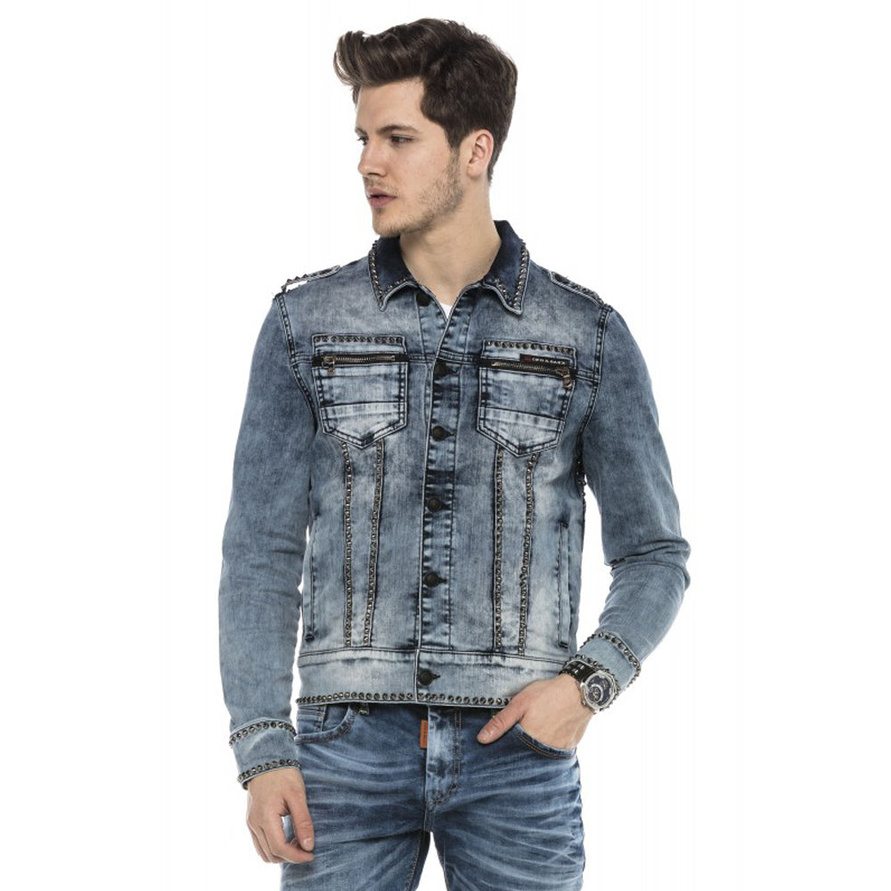 Eine Cipo & Baxx Herren Jeans Jacke in blau mit aufwendiger Nietenverzierung und stylischer Stoffwaschung zudem Elasthan 