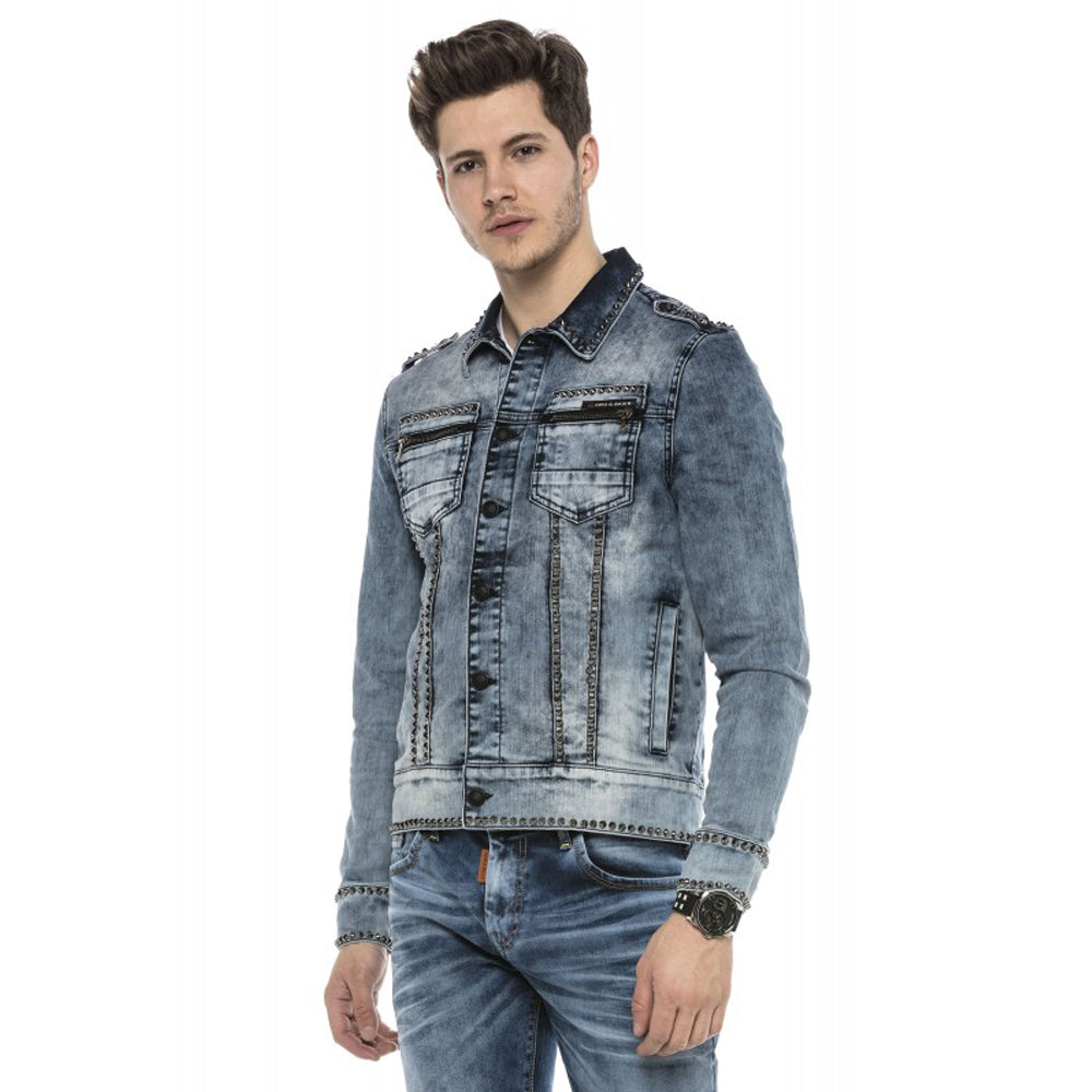 Eine Cipo & Baxx Herren Jeans Jacke in blau mit aufwendiger Nietenverzierung und stylischer Stoffwaschung zudem Elasthan 