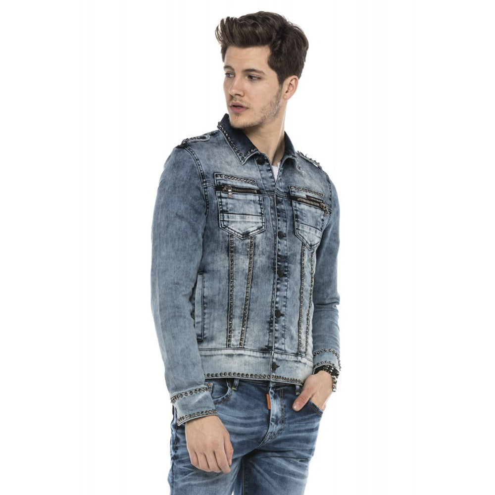Eine Cipo & Baxx Herren Jeans Jacke in blau mit aufwendiger Nietenverzierung und stylischer Stoffwaschung zudem Elasthan 